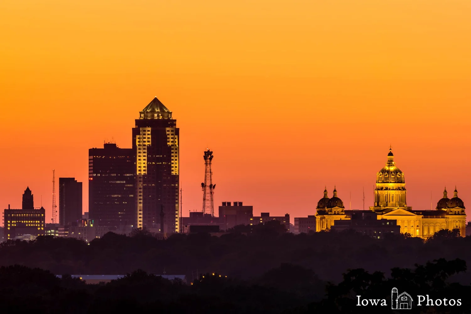 Skyline of downtown Des Moines, Iowa at sunset