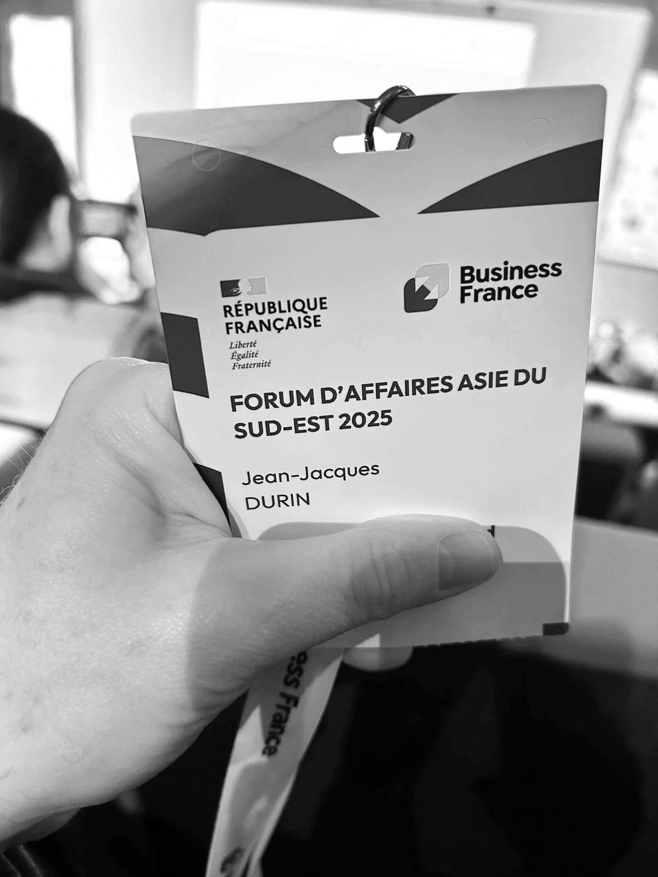 Badge d'un participant au 'Forum d'Affaires Asie du Sud-Est 2025' organisé par la République Française et Business France. Nom visible sur le badge.