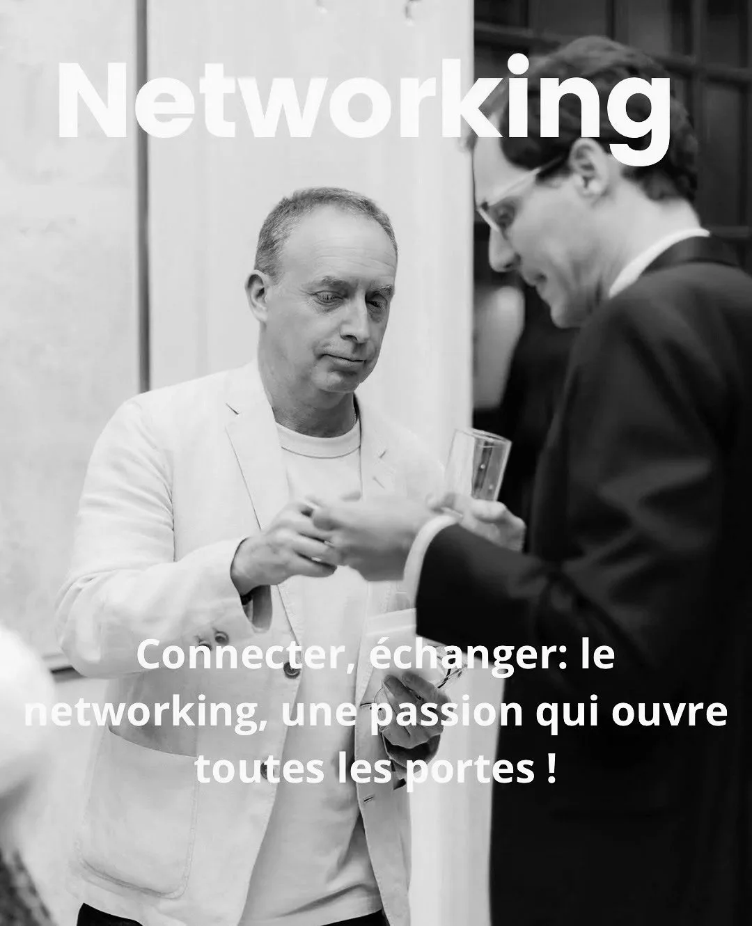 Deux hommes discutent lors d'un événement de networking. L'un porte un costume sombre et des lunettes, l'autre une veste claire. Texte : 'Networking. Connecter, échanger : le networking, une passion qui ouvre toutes les portes !' Image évoquant l'imp