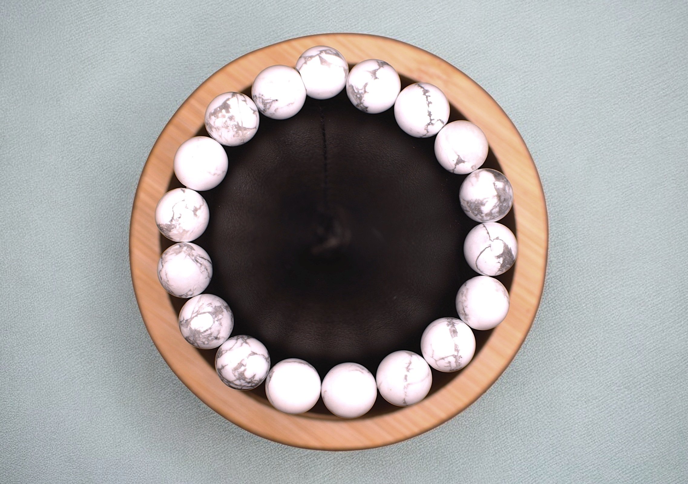 Smooth+white%3Agray+howlite+top+view.jpg