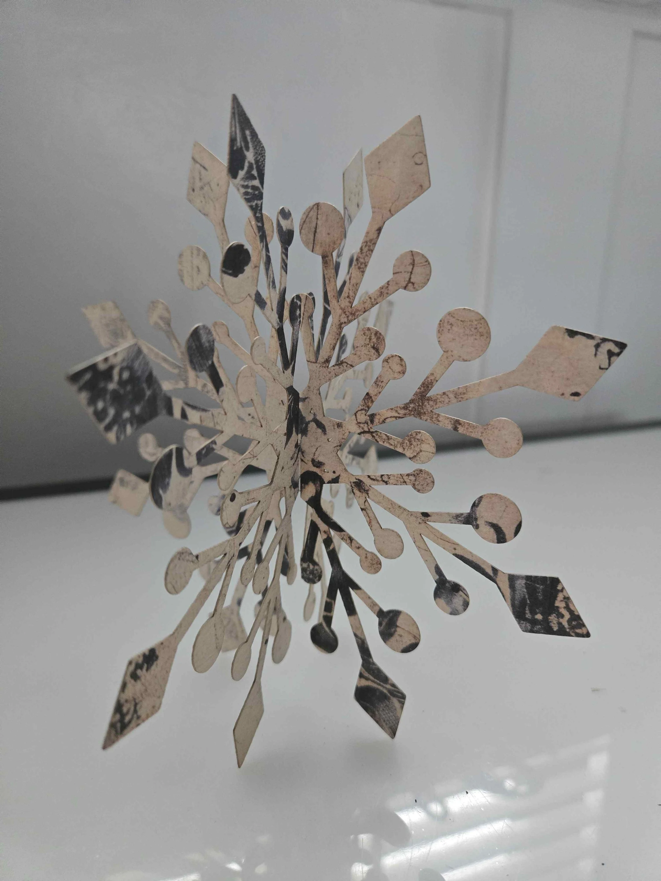 Freestanding Snowflake Beige and Black