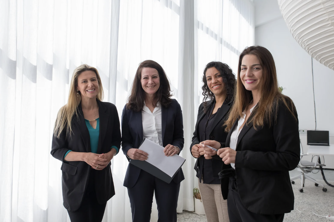 Prendre sa place sans s’excuser — Assertivité & Confiance au féminin