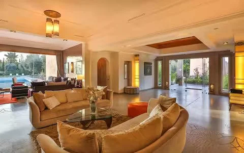 Salon spacieux avec canapés, grande baie vitrée et décoration moderne. Retraite pour femmes a marrakech au maroc