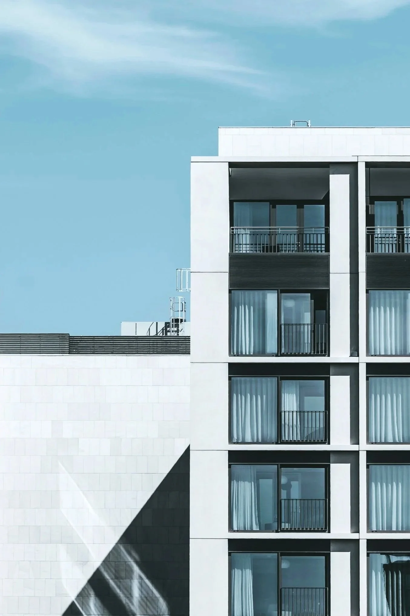 Nowoczesna elewacja budynku mieszkalnego z geometrycznym podziałem fasady - fotografia architektury DE URBANIC STUDIO