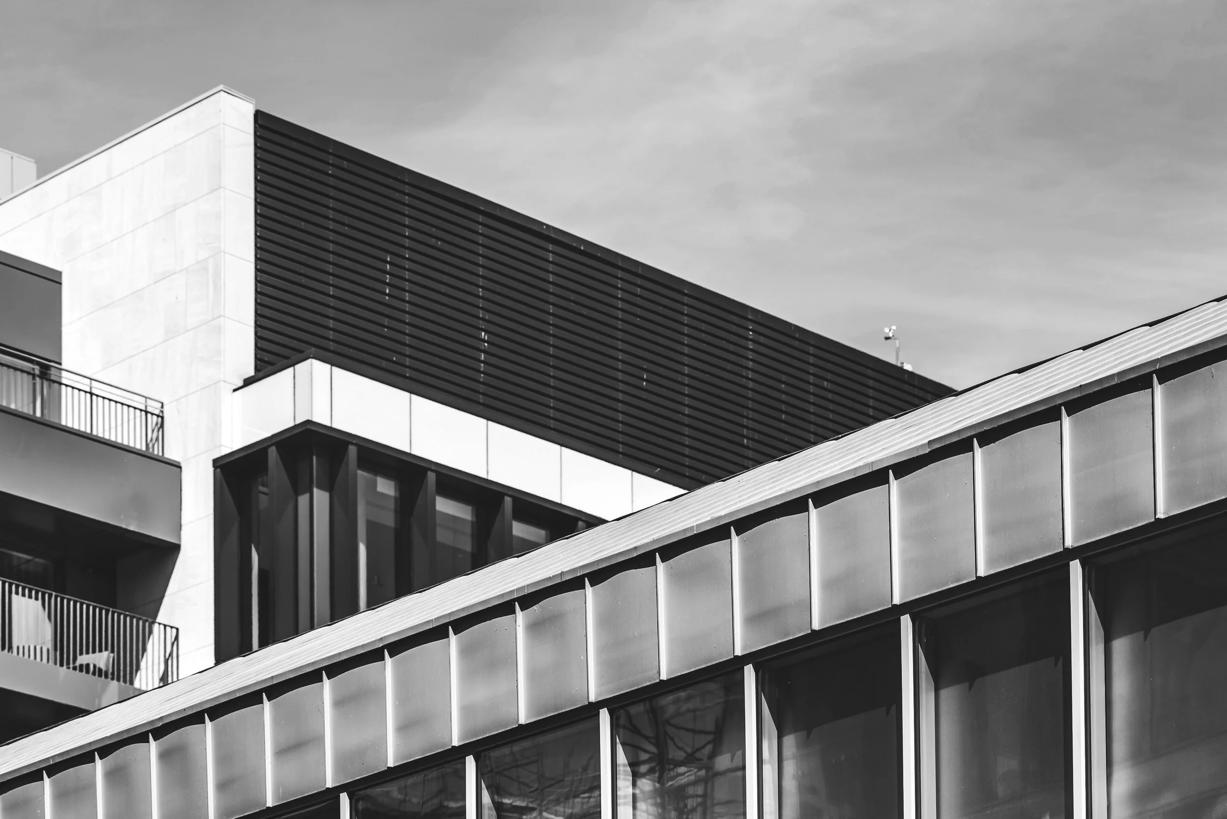 Nowoczesny kompleks architektoniczny w Dublinie z rytmiczną fasadą i poziomymi podziałami bryły.