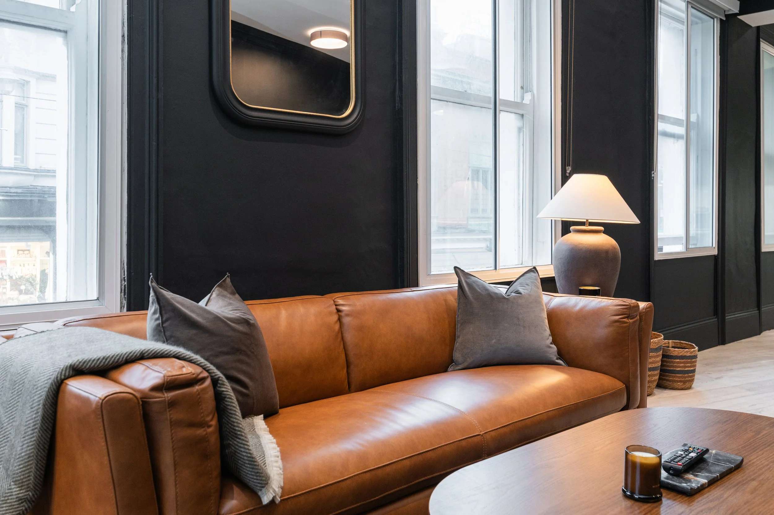 Art Direction apartamentu w Dublinie. Fotografia wnętrz premium przygotowana dla rynku nieruchomości i prezentacji oferty. De Urbanic Studio.