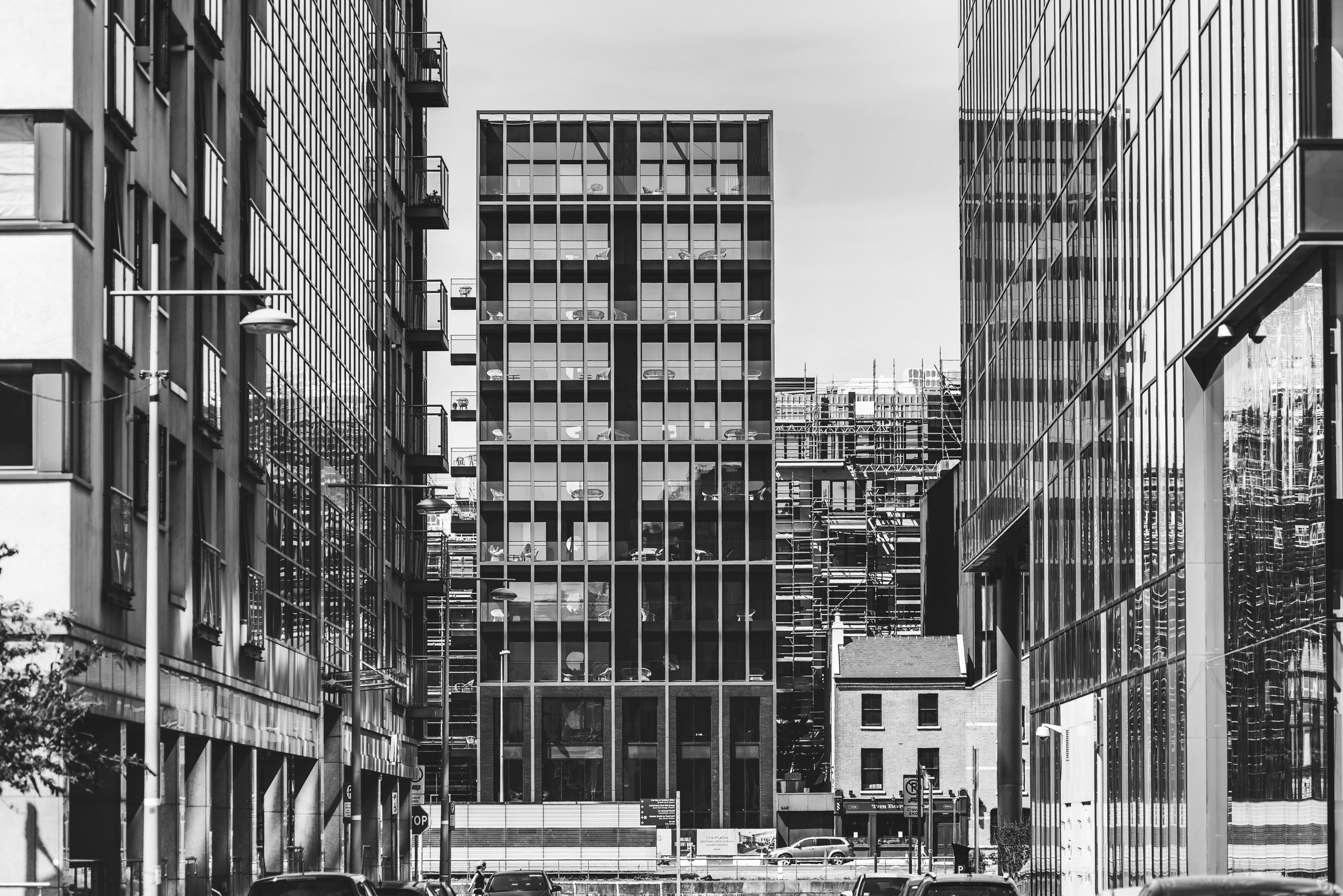 Współczesna zabudowa biurowa Dublina sfotografowana w monochromatycznej, geometrycznej kompozycji.