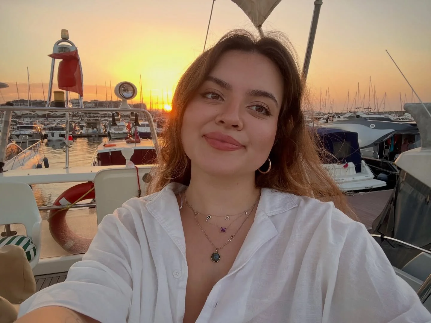 how should a Venusian girl resist the golden hour light 🌅