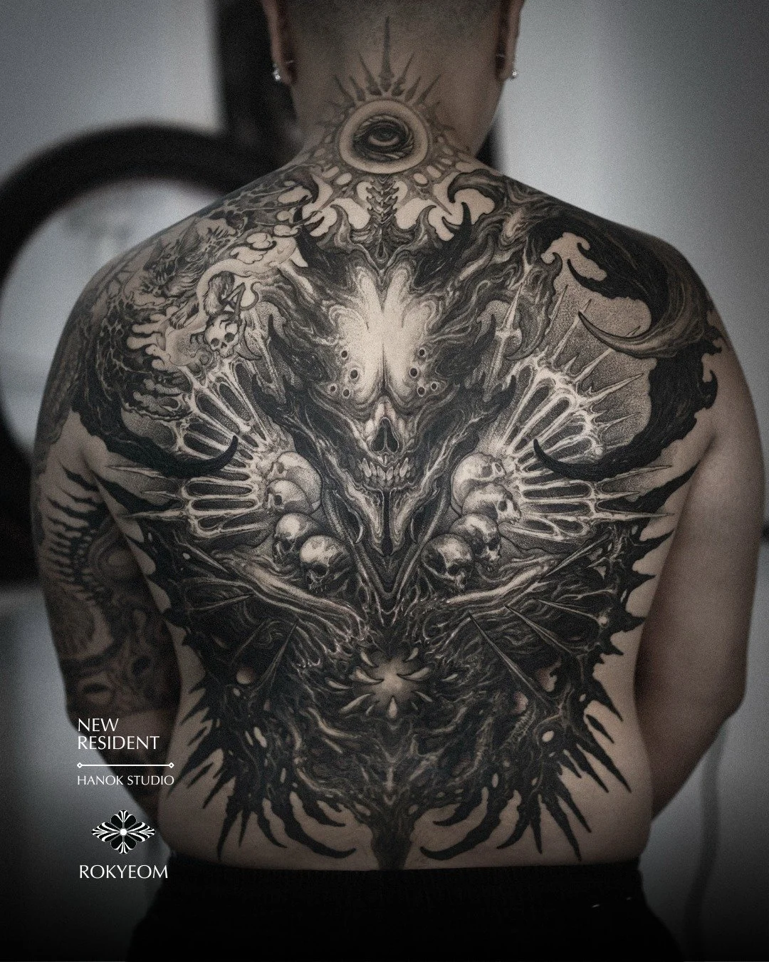 Introducing the newest addition to Hanok Studio, Rokyeom! @rokyeom_ 🖤🔥

Rokyeom is a highly skilled blackwork artist known for his hand-drawn designs, freehand tattooing, and dark, immersive world-building style. 
His work combines precision, creat