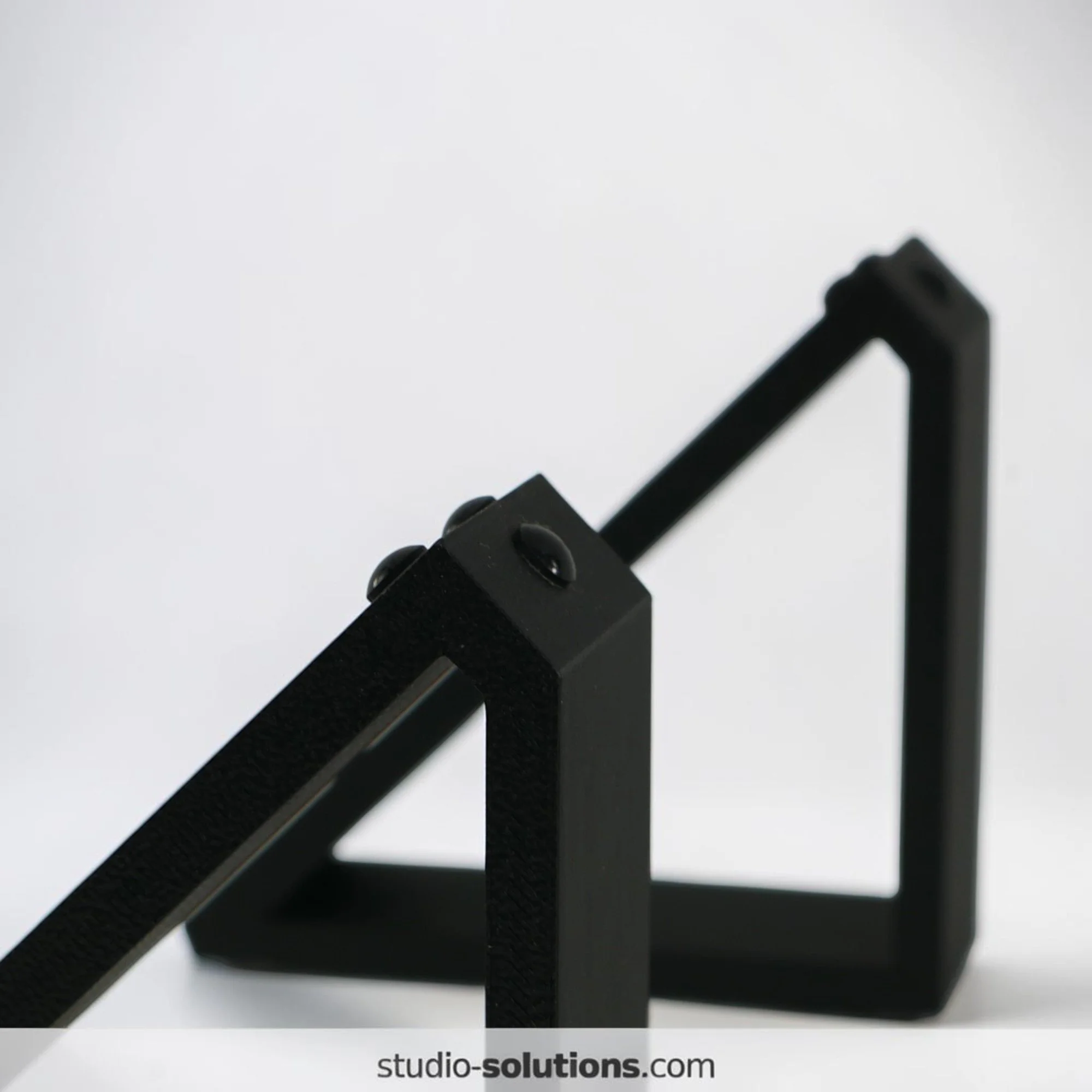 studio-solutions-uno-wedge-45-empty-stand-right-side-view.jpg