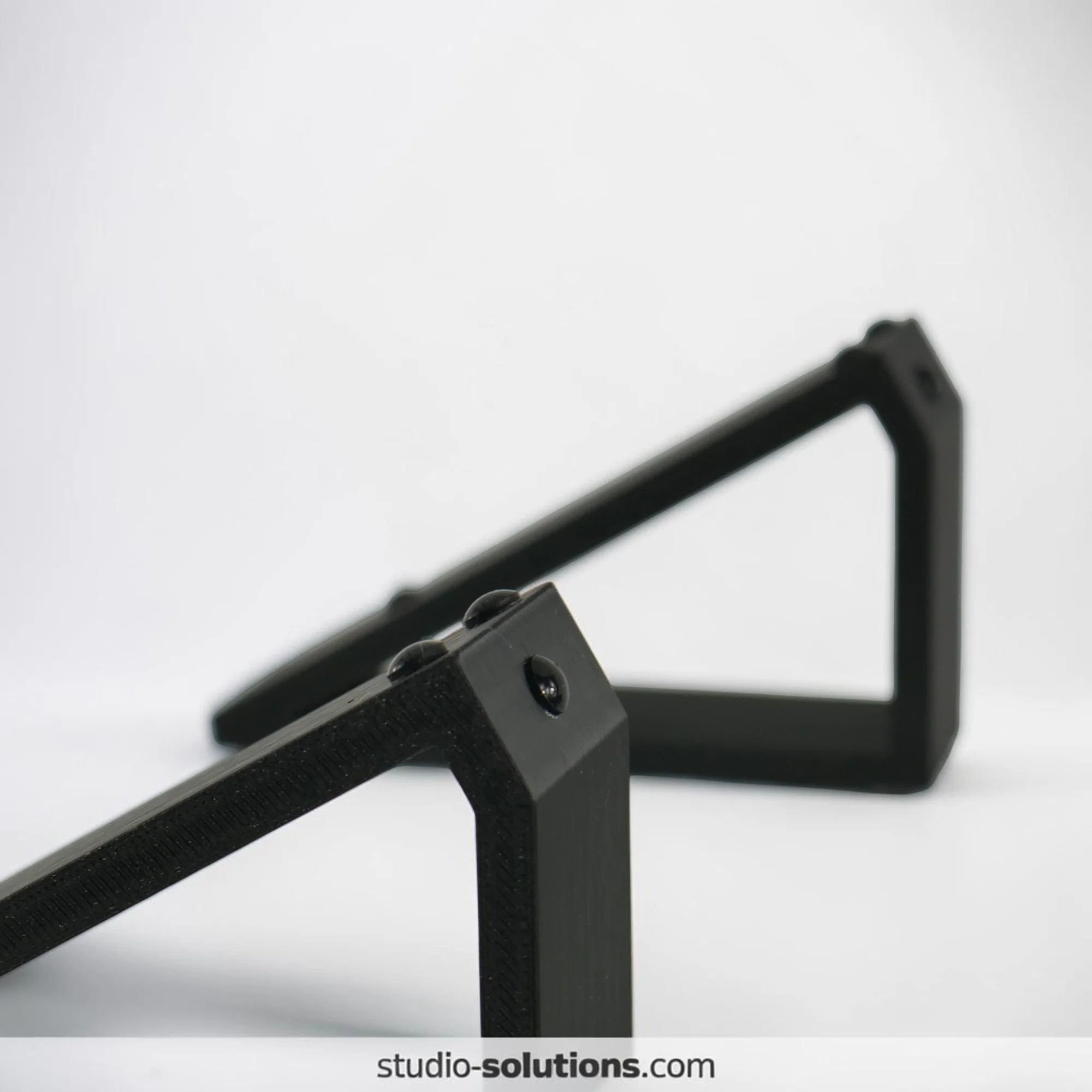 studio-solutions-uno-wedge-30-empty-stand-rear-view.jpg