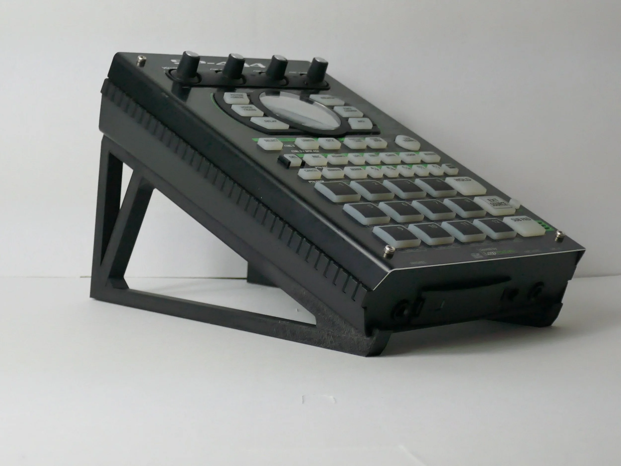 22+degree+desktop+stand+for+roland+sp404.JPG
