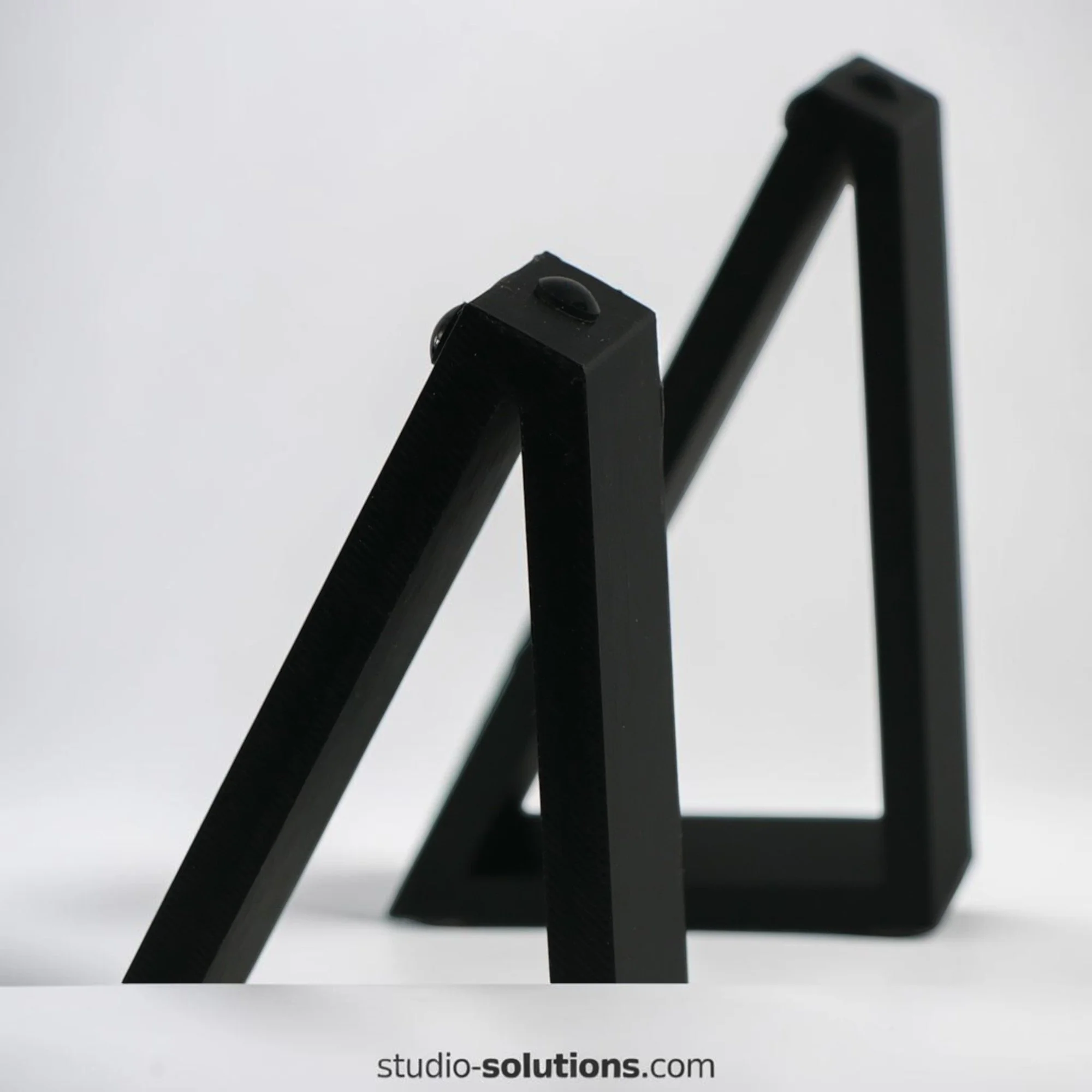 studio-solutions-uno-wedge-60-empty-stand-right-side-view.jpg