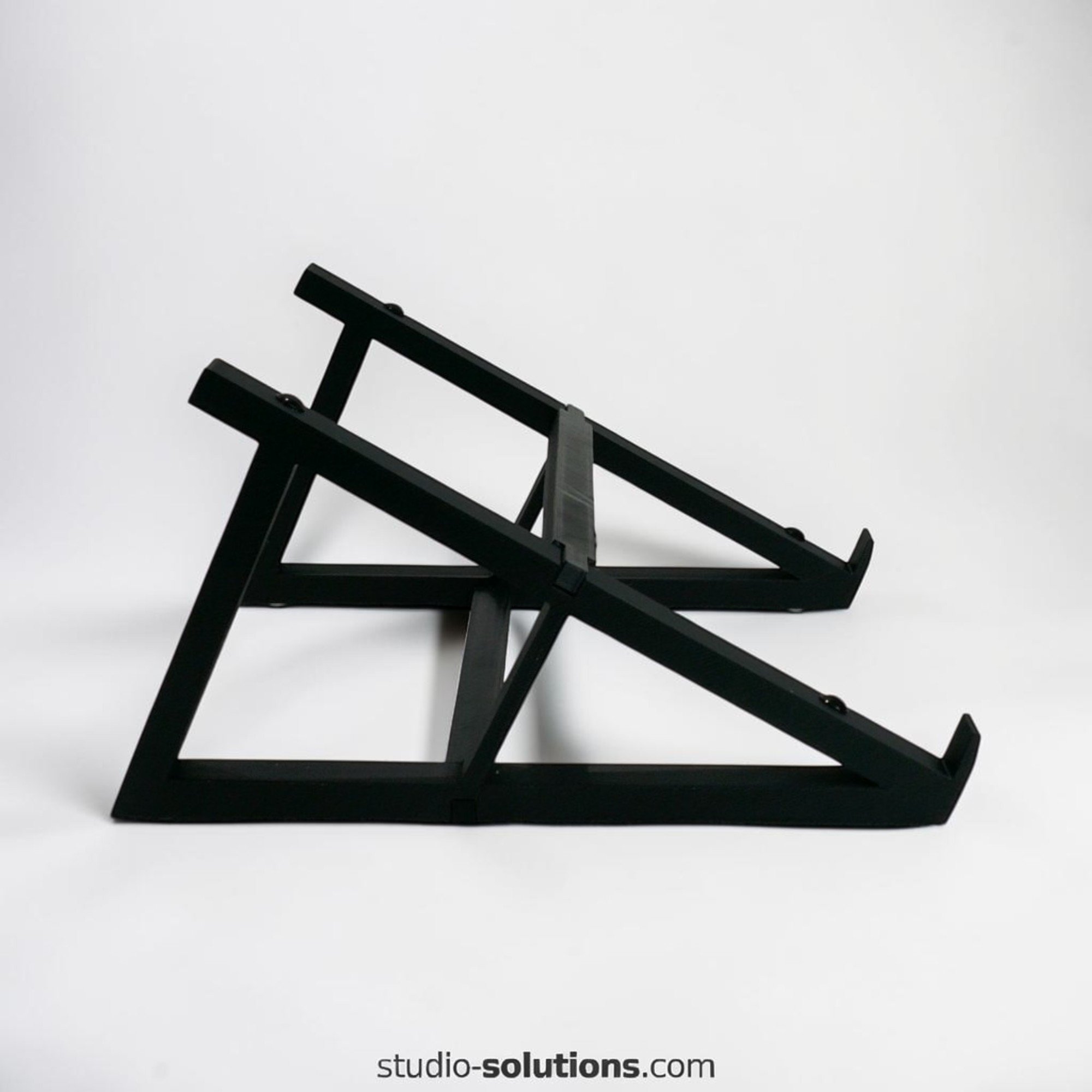 Angled small synth stand for better screen visibility and control access
