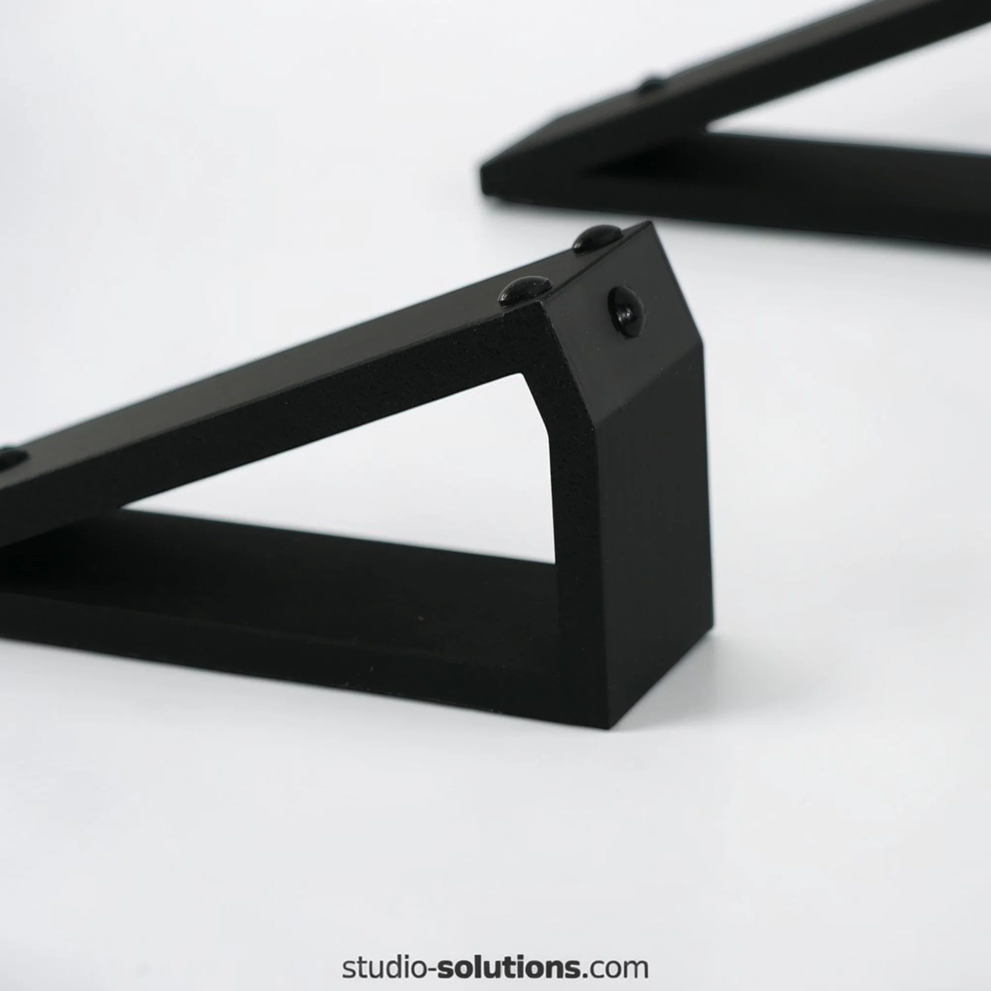 studio-solutions-uno-wedge-22-empty-stand-rear-view.jpg