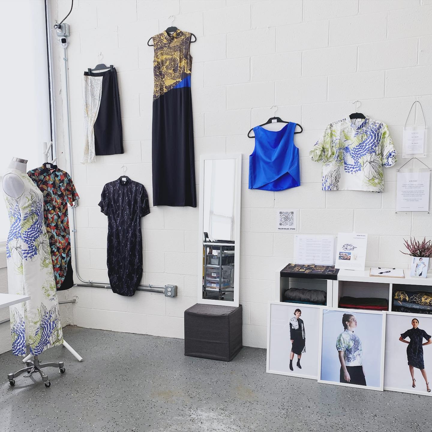 Merging art with fashion in our atelier-showroom.

#custommade #bespoke #qipao #moderncheongsam #fashiondesigner #modernclassics #handcrafted #gowndesign