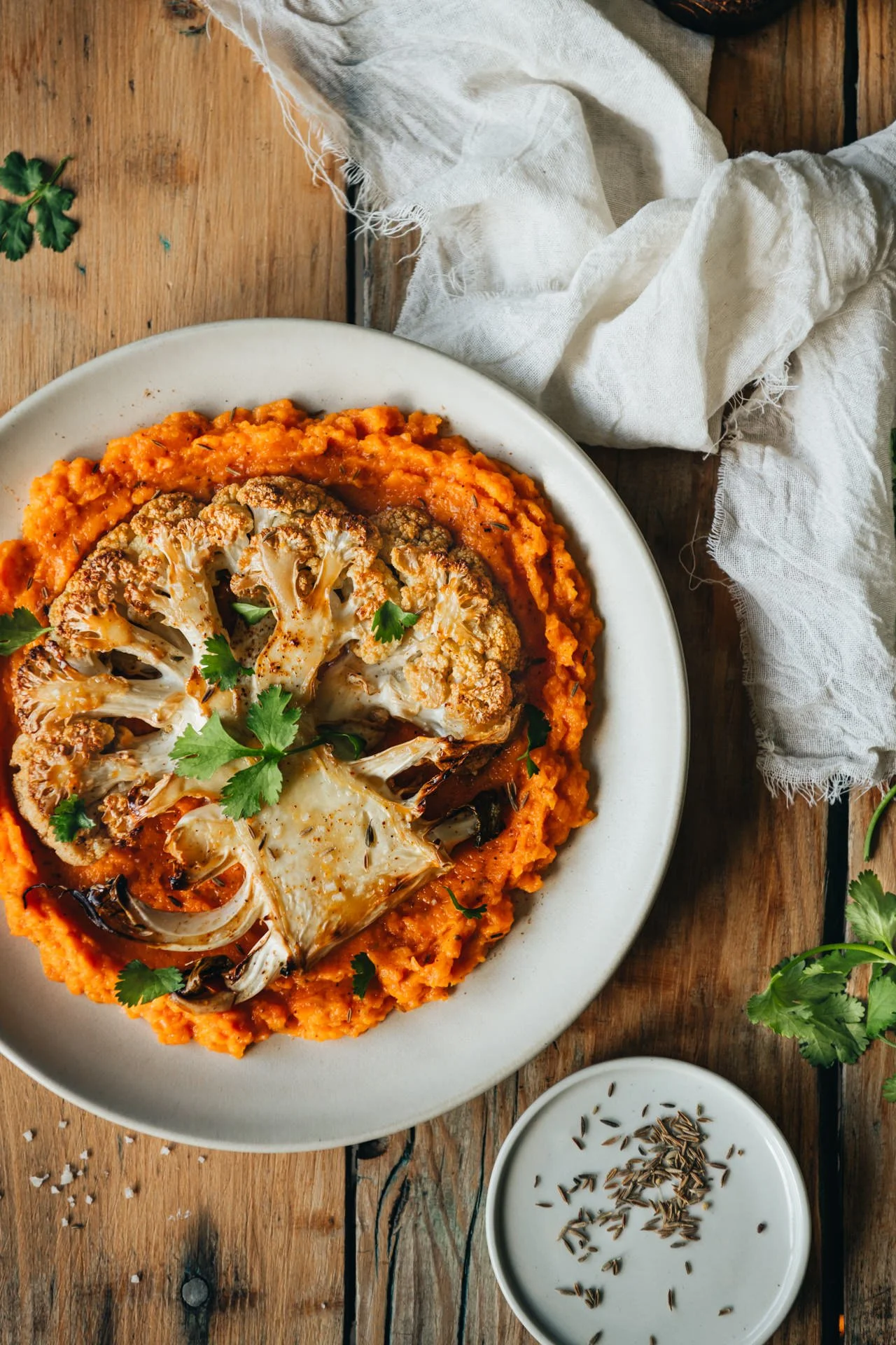 Chou-fleur rôti au miel et purée de carottes au cumin
