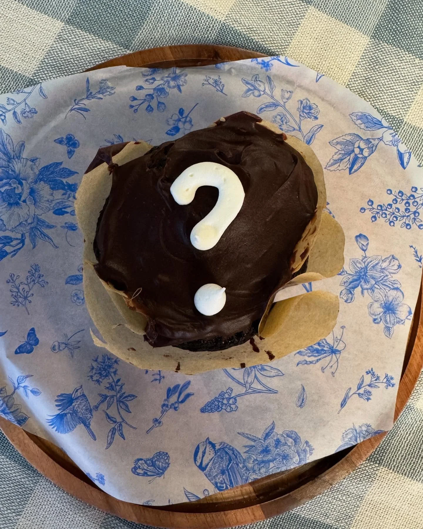 I have always loved treats with a little added reveal. These filled chocolate cupcakes have a colored buttercream on the inside that will tell you what your mood is: Available for the first time at @meetyourneighborchi &lsquo;s Brew &amp; Browse mark