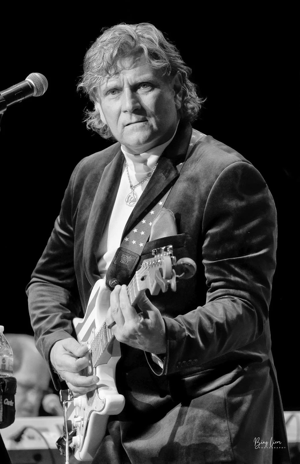 Darren on guitar at the Ridgefield Playhouse (photo by Bing Liem)