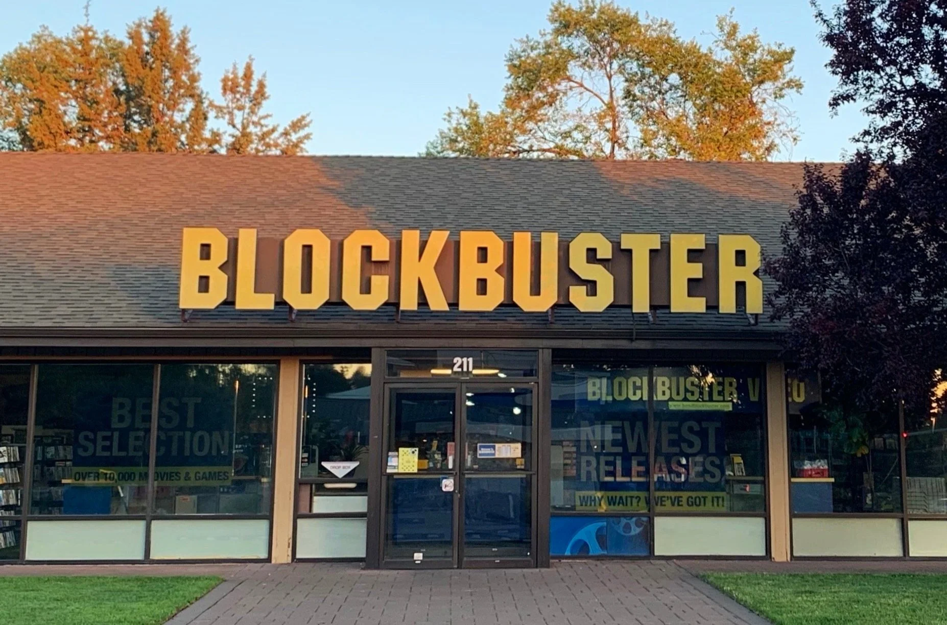 The_Last_Blockbuster_storefront.jpg