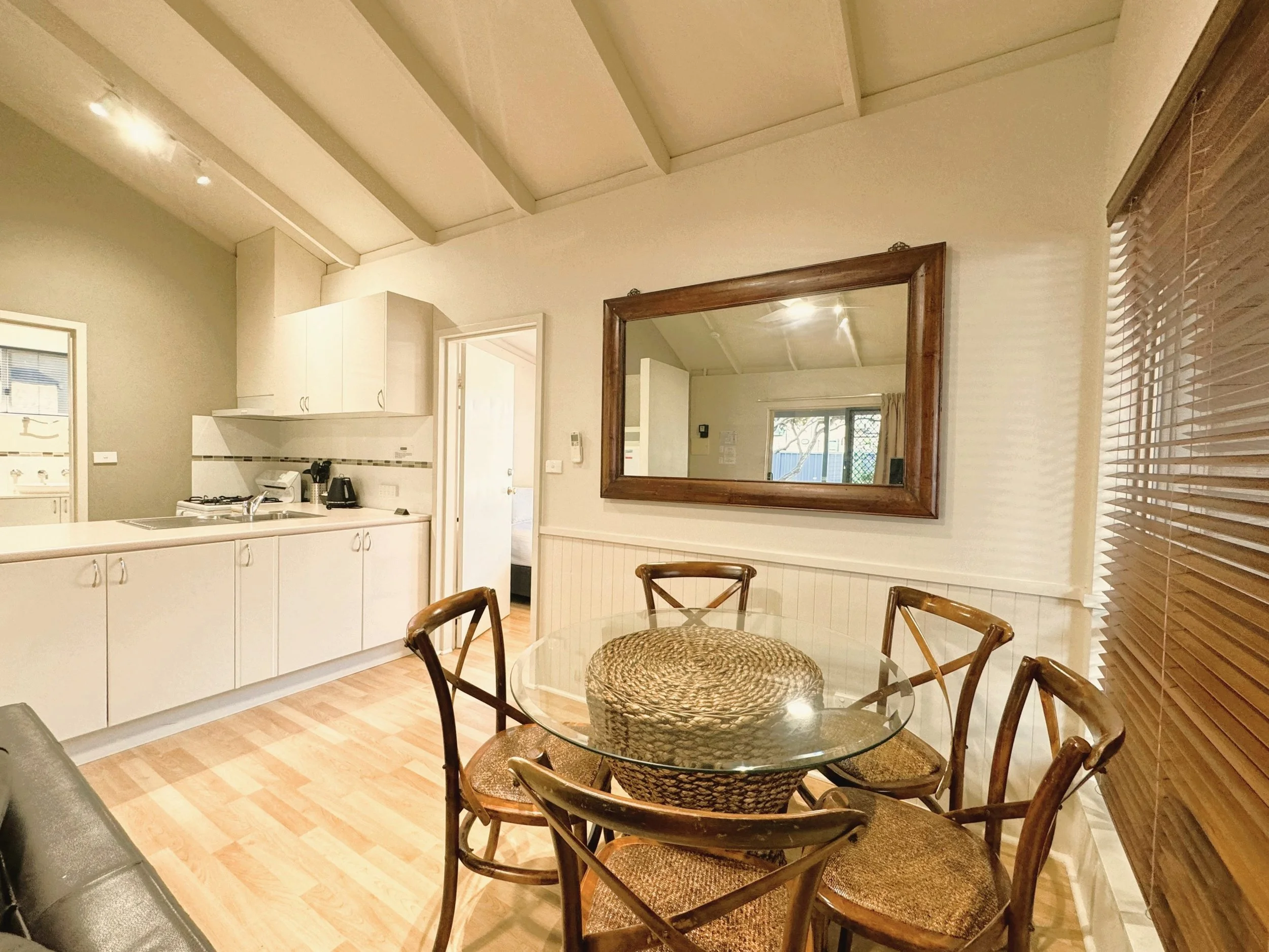 cottage 5  dinning.jpeg