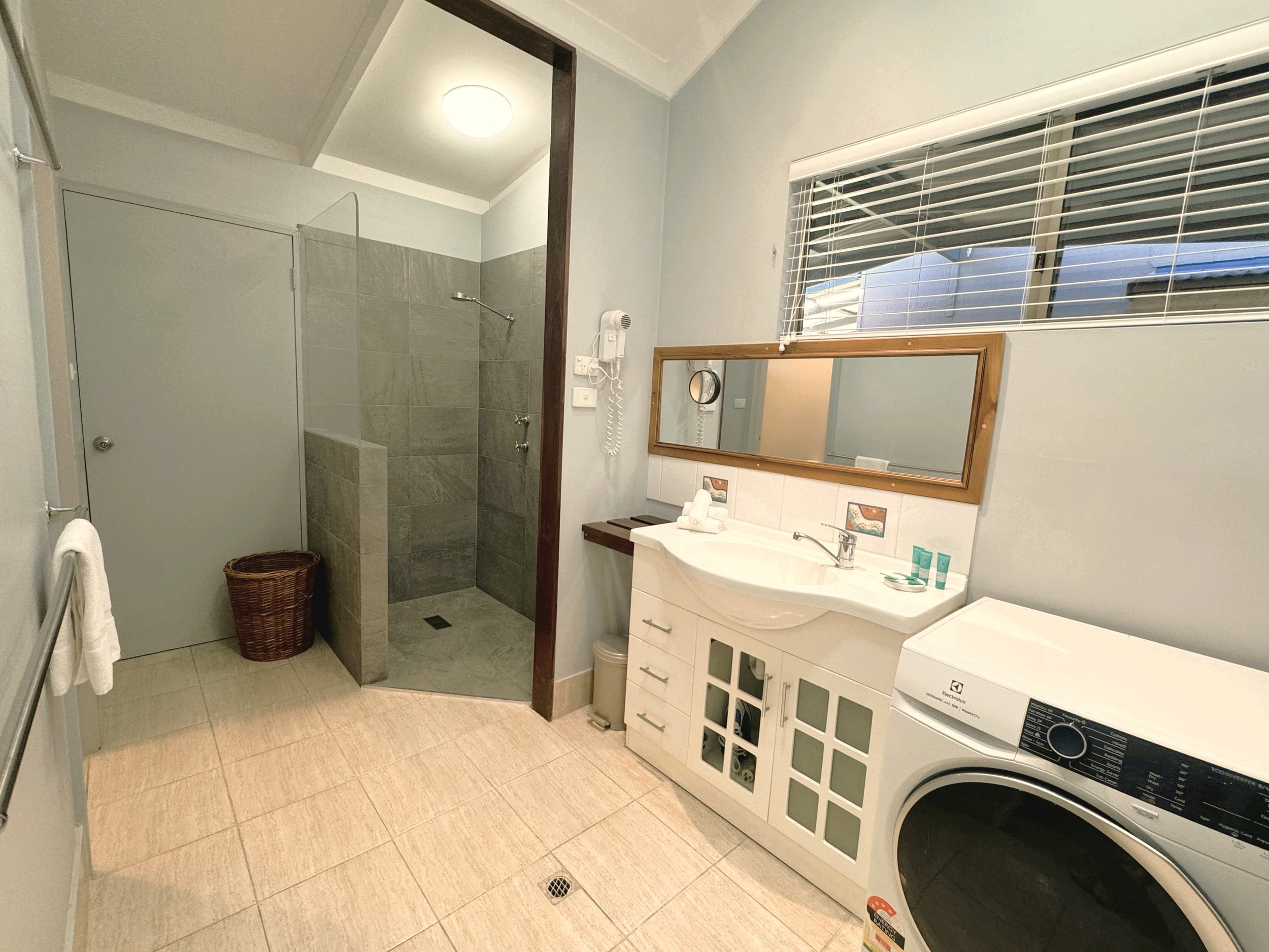 cottage 10 Bathroom.jpeg