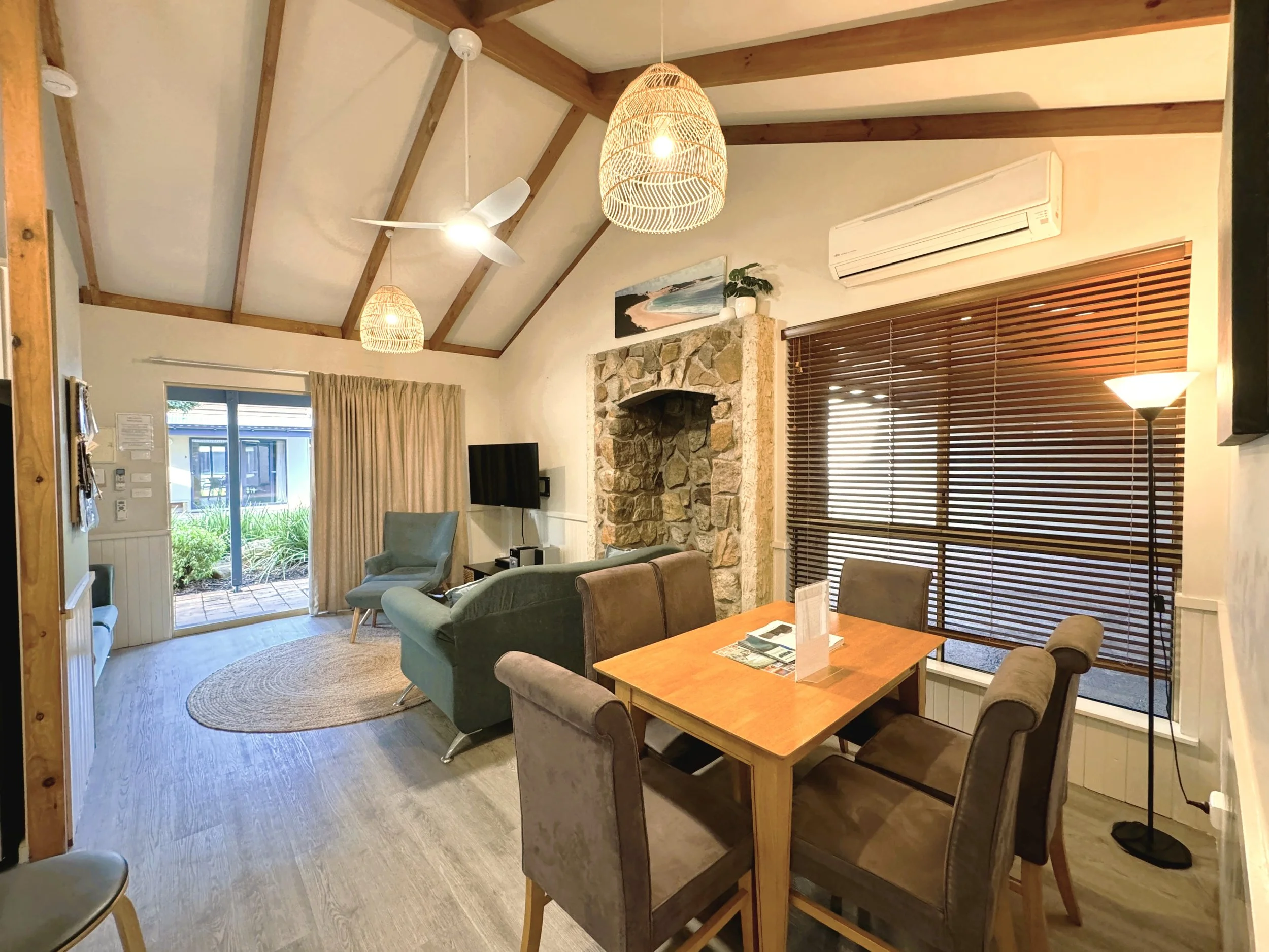 Cottage 15 dinning.jpeg