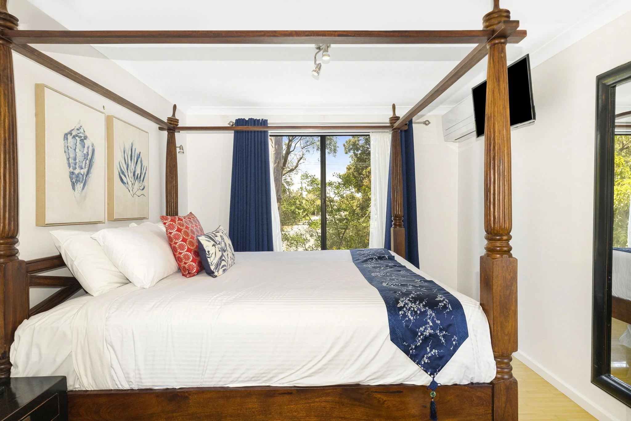 21C bedroom.jpg