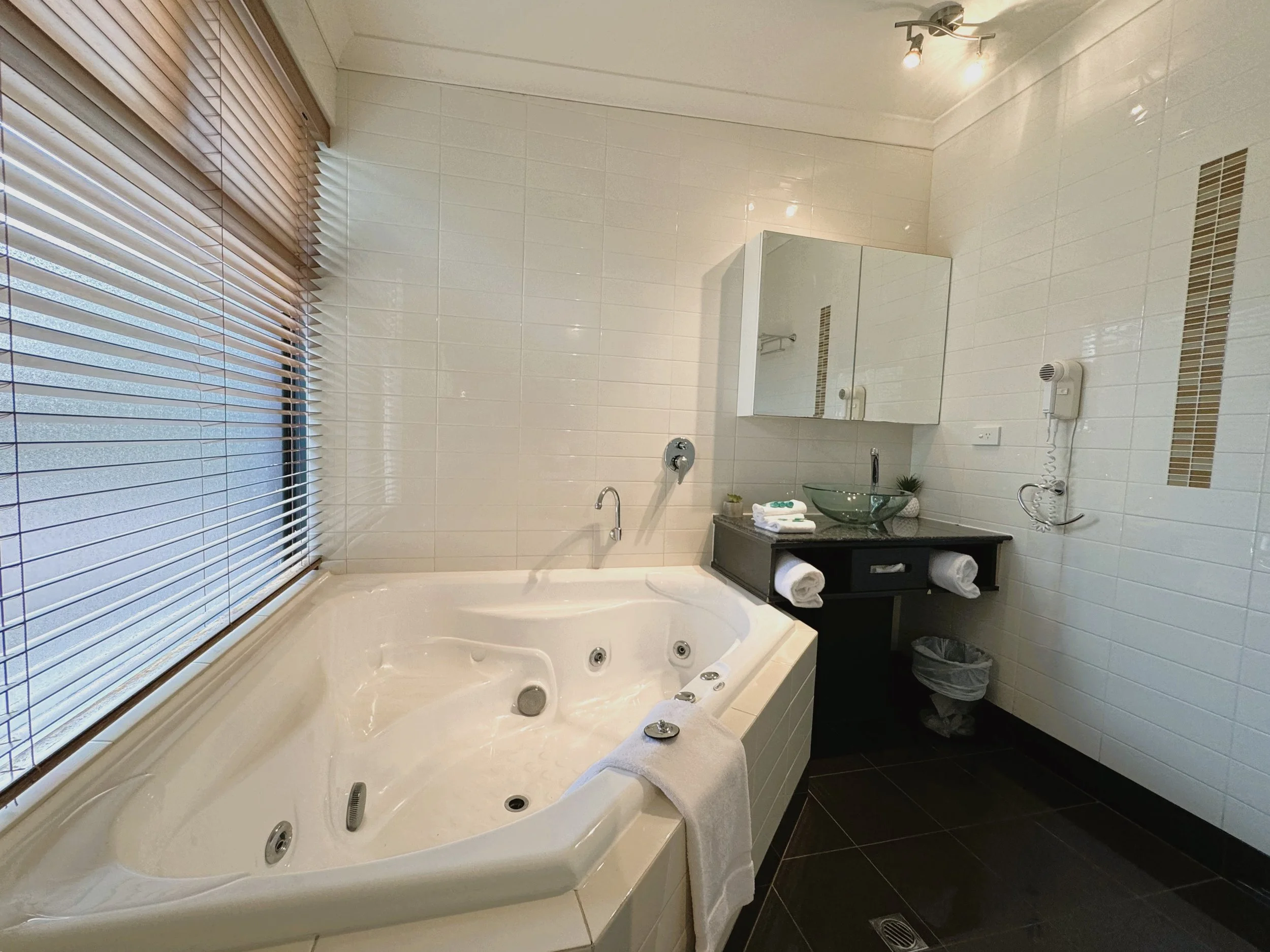 26A spa bath.jpeg