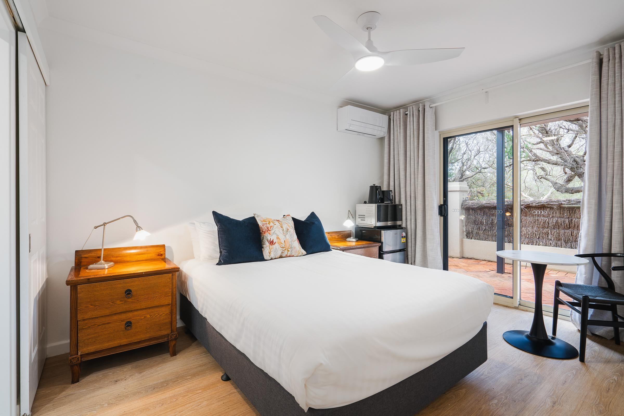 25A bedroom.jpg