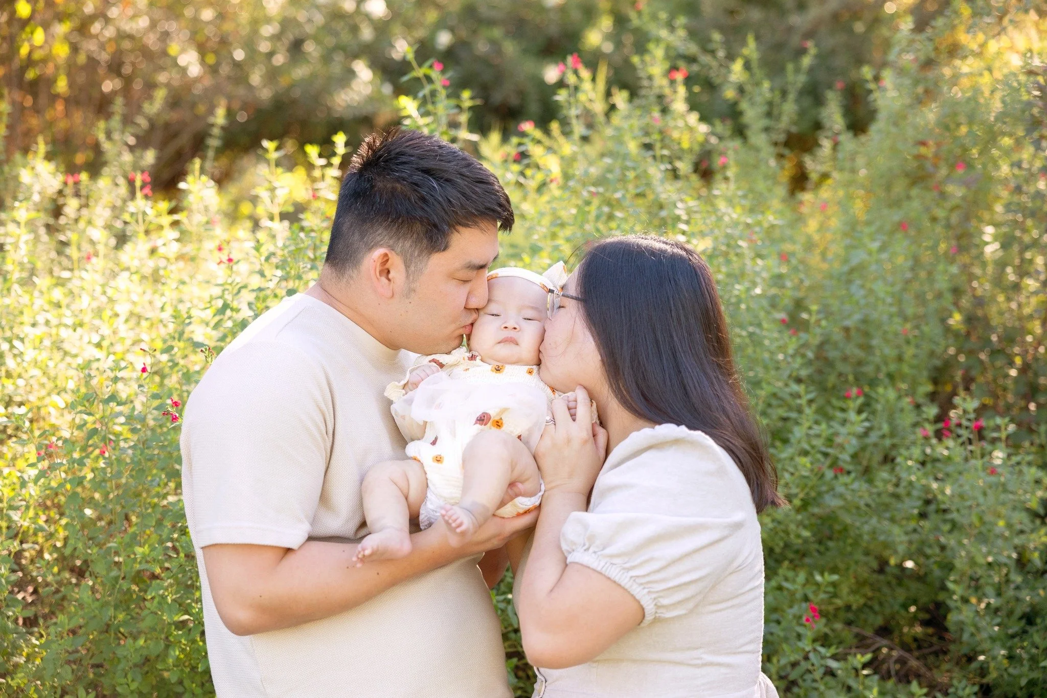 This sweet family came out for one of my Sol &amp; Shade mini sessions, and I&rsquo;m still swooning over how the sunlight hugged every moment. Nothing staged, just real joy, real connection, and one very adorable baby who clearly understood the assi