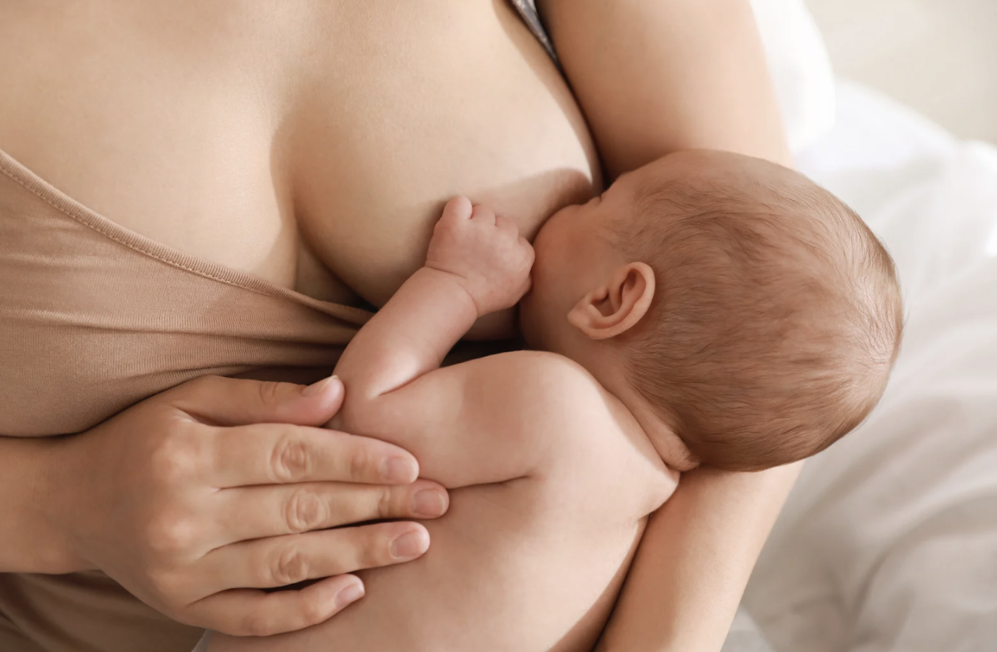 Mor som ammer sin nyfødte baby