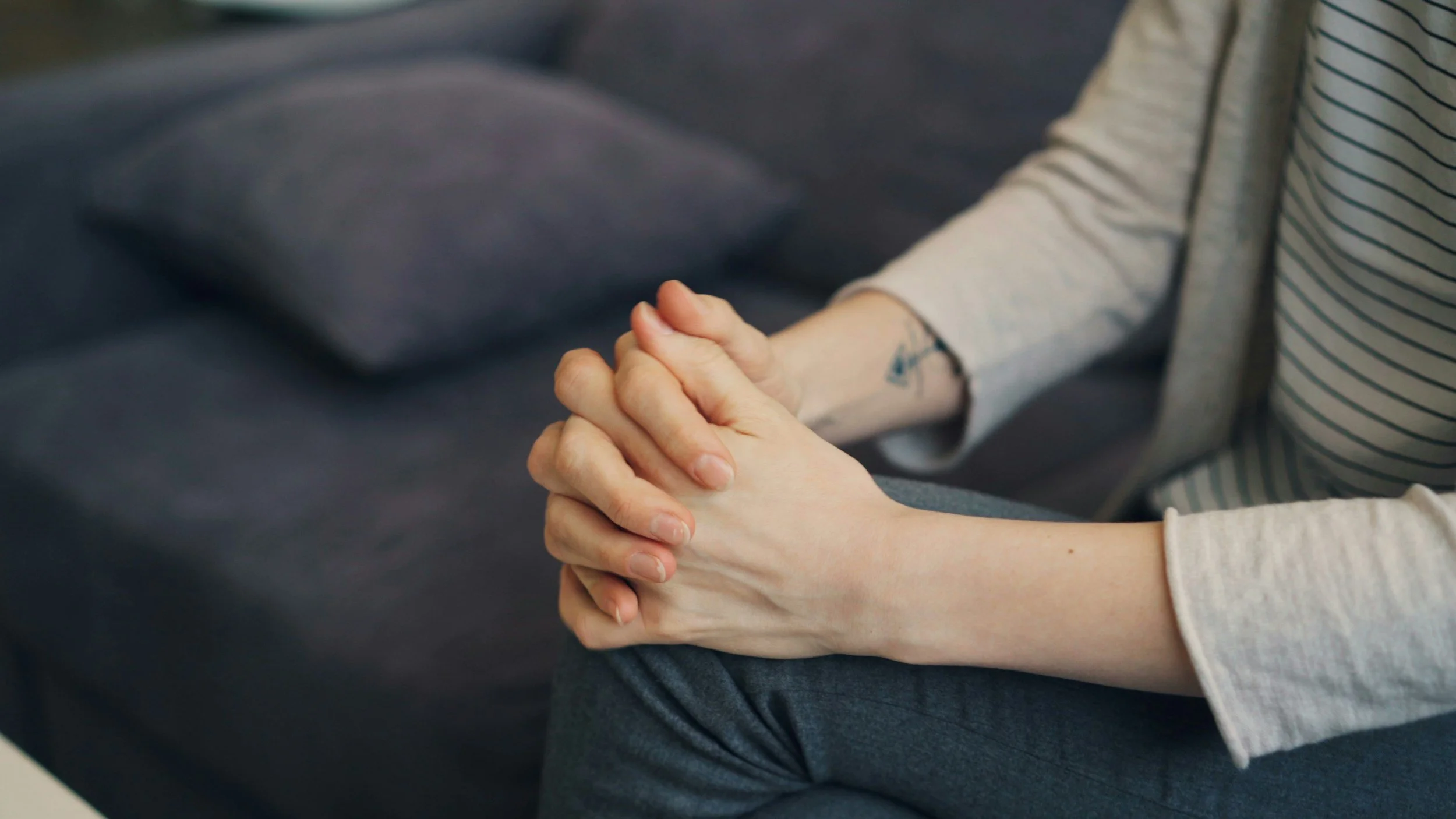 Woman hands clasped on couch. Sex Therapy in Scottsdale, AZ - sex therapist -sexual trauma therapy -emdr therapy- 85253 - 85262 - 85225 - old town - north scottsdale - pinnacle peak
