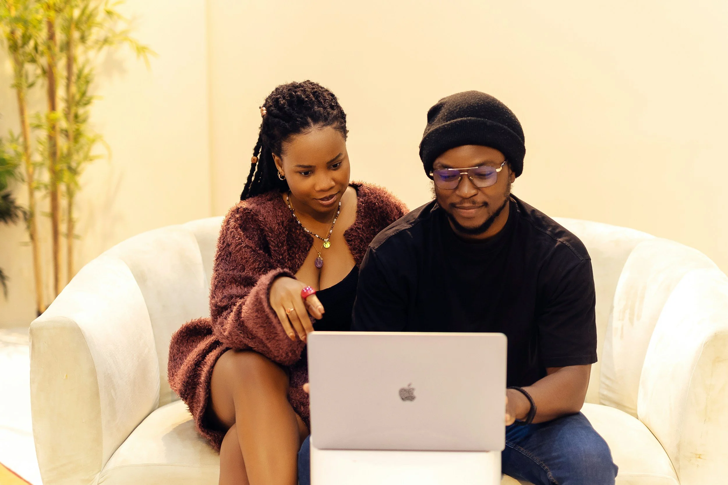 Couple on laptop. Sex Therapy in Scottsdale, AZ - low libido therapy - sex therapist - online sex therapy arizona -sex therapy arizona - emdr sex therapy - 85253 - 85262 - 85225 - old town - north scottsdale - pinnacle peak