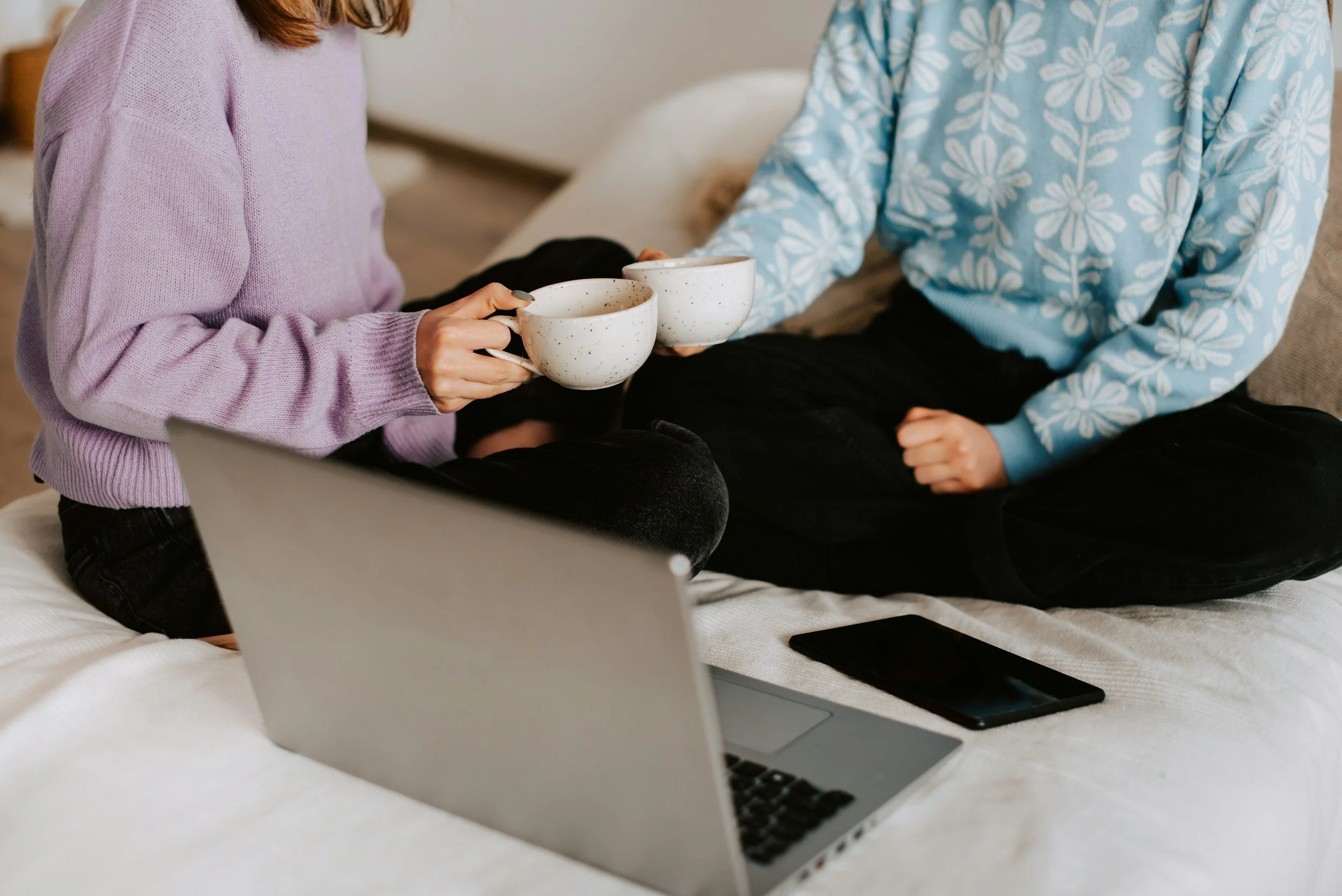 Couple, tea, laptop. Sex Therapy in Scottsdale, AZ - low libido therapy - sex therapist - online sex therapy arizona -sex therapy arizona - emdr sex therapy - 85253 - 85262 - 85225 - old town - north scottsdale - pinnacle peak