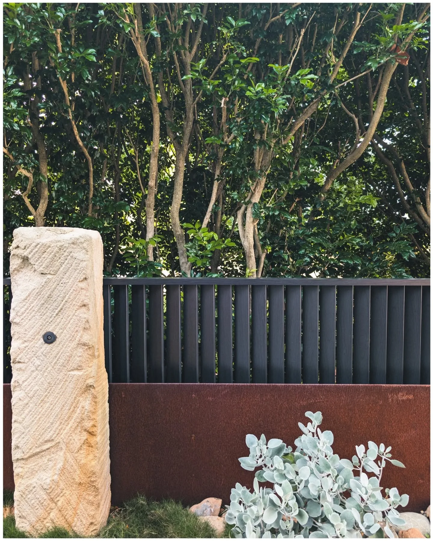 Black Cedar by Knotwood.

Just wrapped up our Killarney project. This louvre screen came together beautifully!

@knotwoodaustralia
@knotwoodus 
@knotwooduk

#go2theant