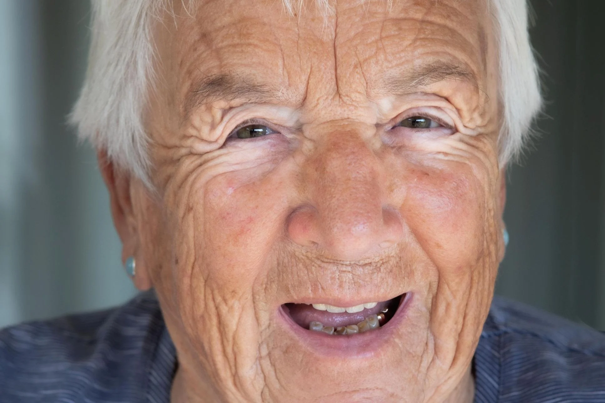 SandraDimo_Projekte_Soulman-Verein_Seniorin lacht.jpg