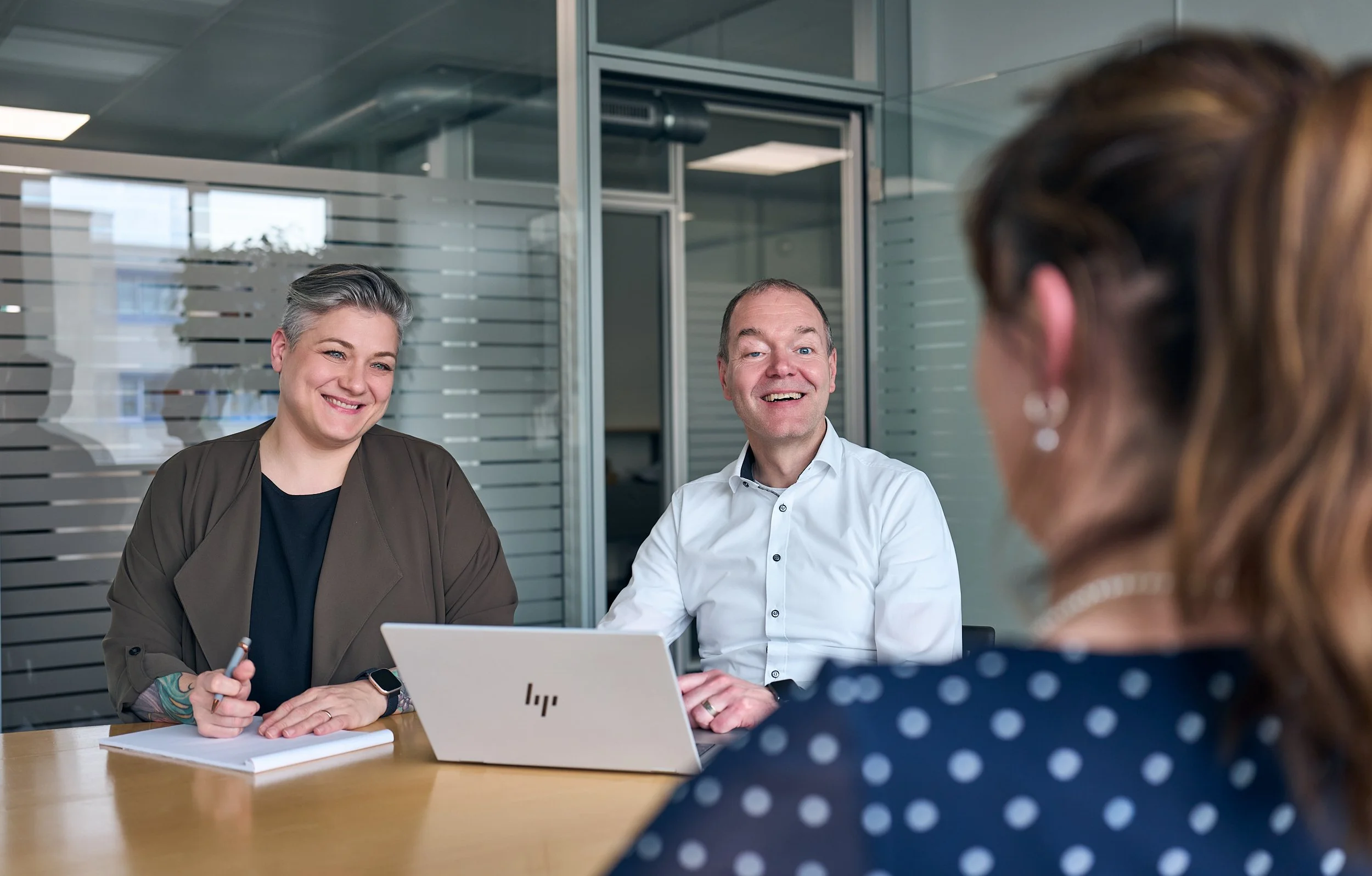 sandra-dimo-markengestaltung-moore-zurich-ag-bildwelten-im-gespräch-mit-kundin.jpg