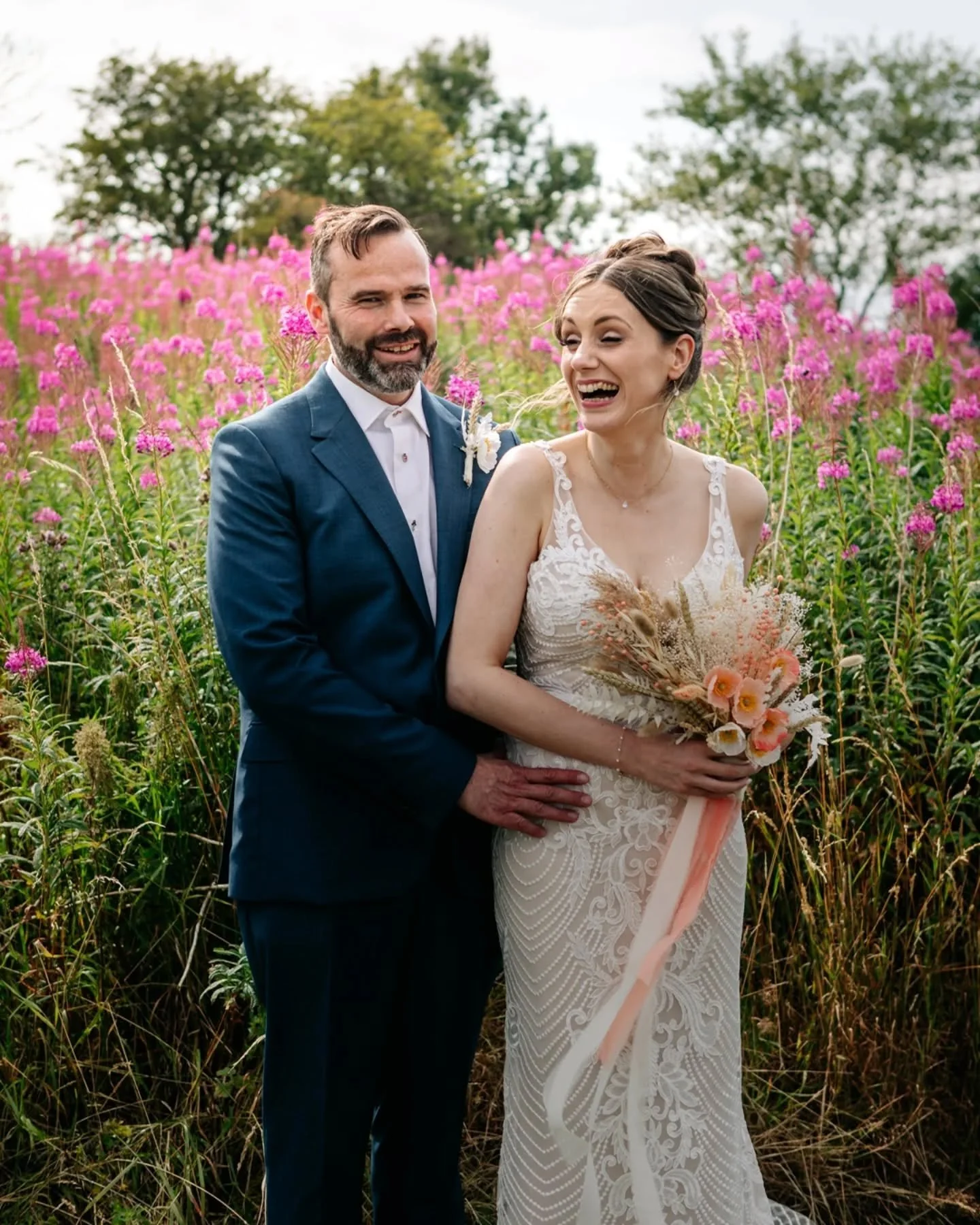 I love a countryside wedding, and Amy and Owain's special day at @weddingsonpuddingpiehill in July ticked all the boxes: perfect summer weather, uncontrollable laughter and views for miles. Their symbolic ceremony was led by @jenniferbrucecelbrant, i