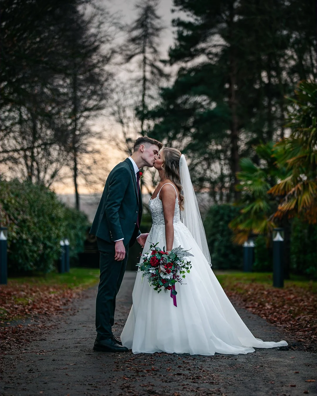 My last wedding of the year was this weekend, back at the stunning @goosedaleofficial venue in Nottignham, for Chloe and Luke's celebration. The venue was beautifully decorated for Christmas. Despite the wintery weather and short daylight hours, the 