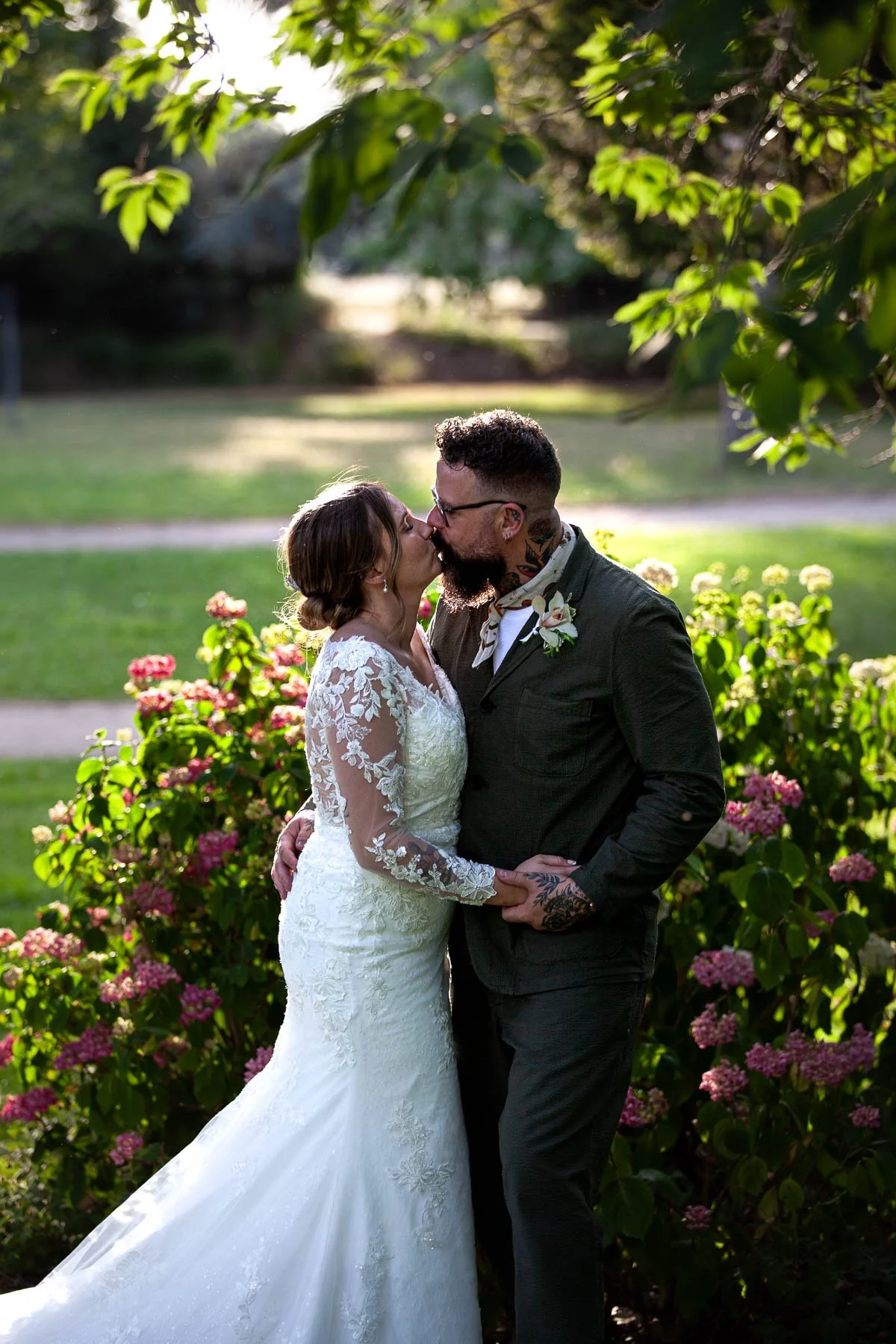 bride and groom kiss in the memorial gardens at the Nottingham embankment