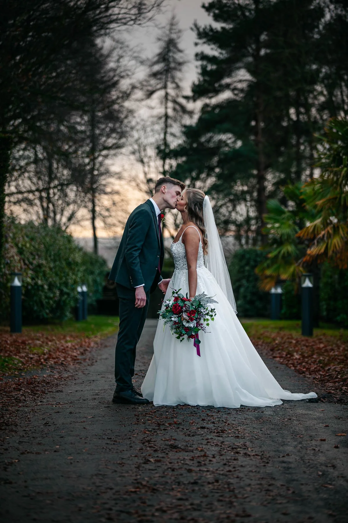 bride and groom kiss at Goosedale, Nottingham