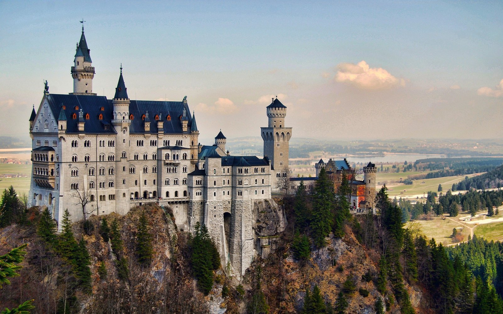 Neuschwanstein-Castle-Photo-2356918374.jpg