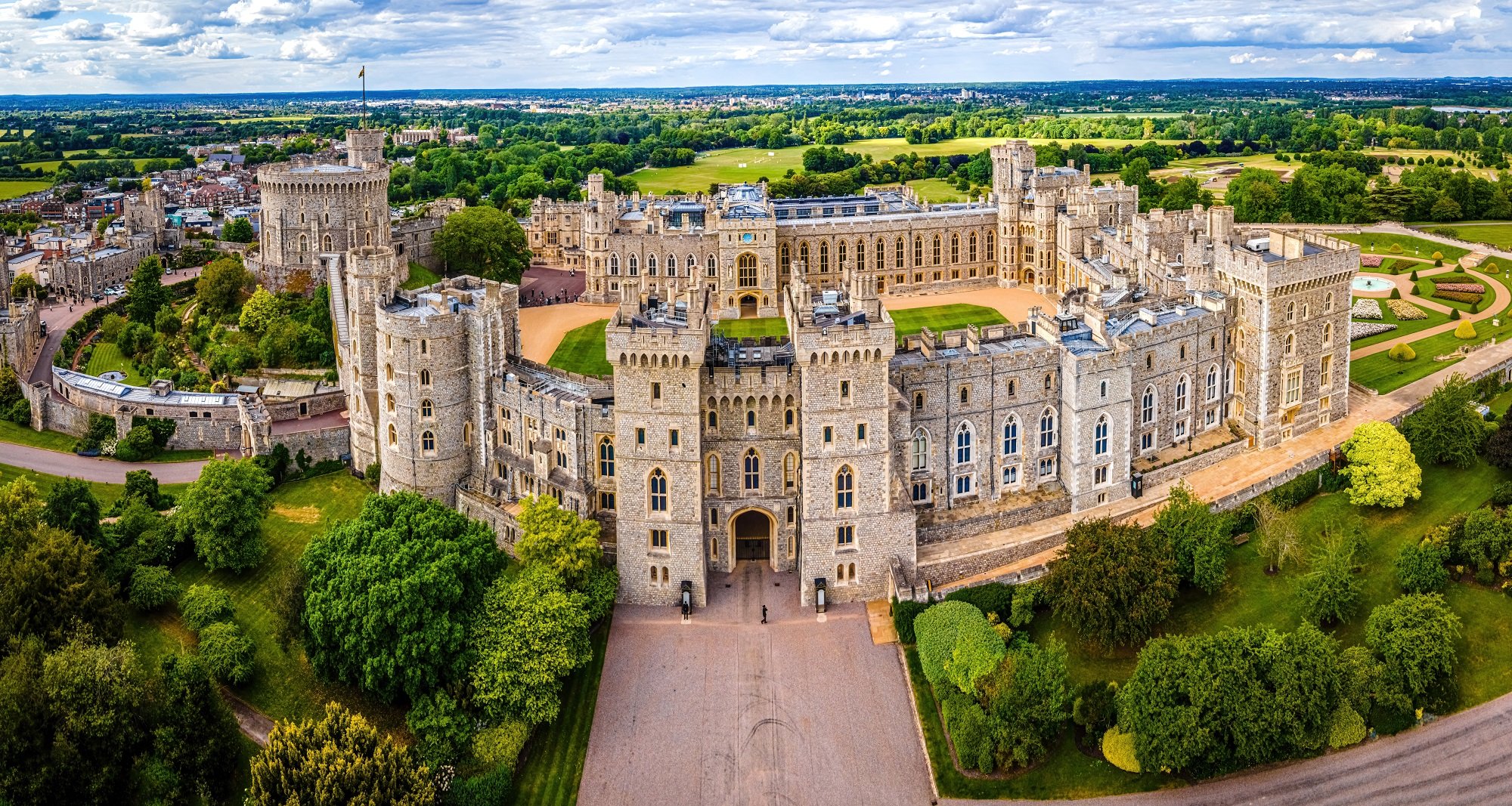 Aerial-view-of-Windsor-Castle.-Masthead-1313590235.jpg