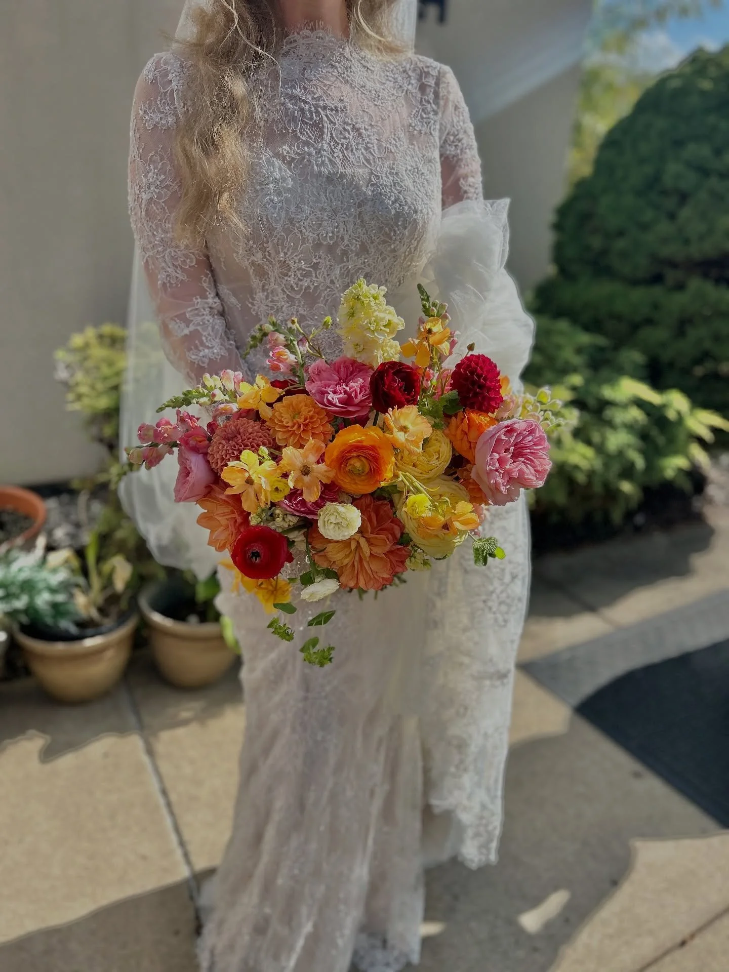 Some sneak peeks from Maddie &amp; Jackson&rsquo;s wedding! 

Florist: @inbloom.va 
Venue: @williamsgolfandcountryclub 

#virginiaflorist #williamsburgflorist #virginabeachflorist #norfolkflorist #richmondflorist #charlottesvilleflorist #virginiawedd