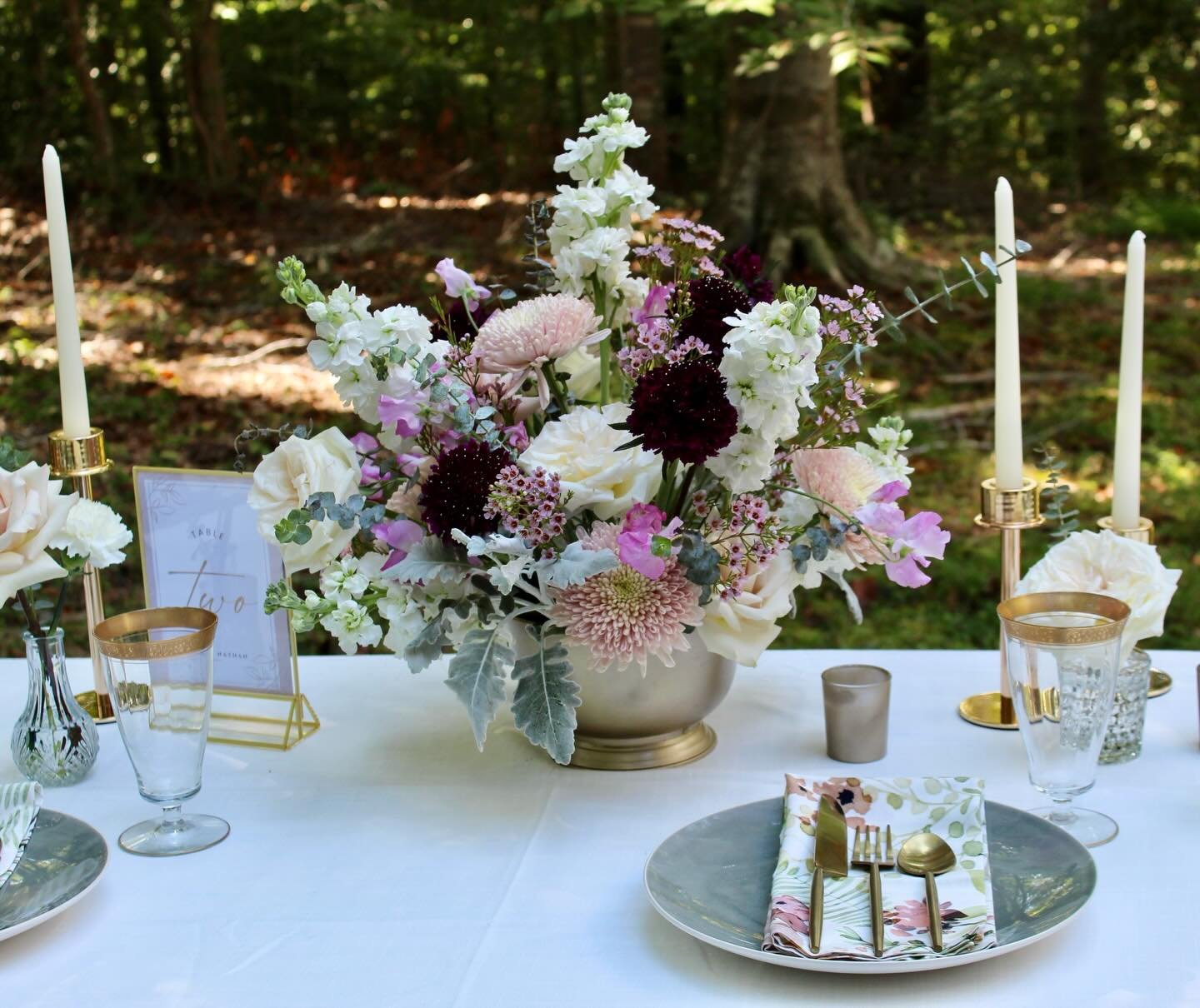 Got the cutest little visitor while taking pics of this gorgeous head table! 🦋🌸 
.
.
#virginiaflorist #williamsburgflorist #virginabeachflorist #norfolkflorist #floralinspo