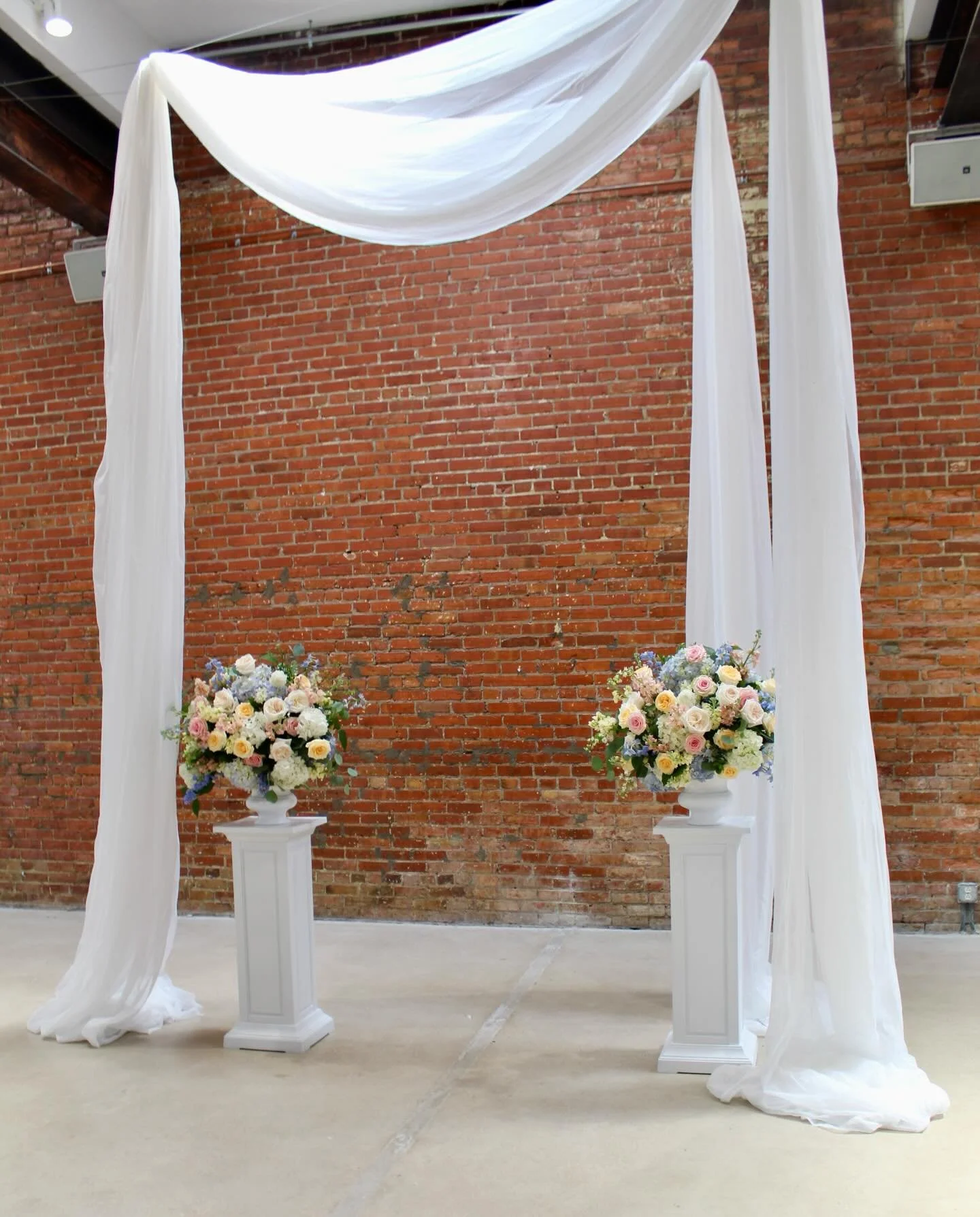 Soft pastels, airy draping, and that perfect hint of spring romance 🤍🌸

Leanne &amp; Jason&rsquo;s wedding at The Neon House in Norfolk was the sweetest blend of garden-inspired blooms and modern texture. From the delicate ceremony florals framed a