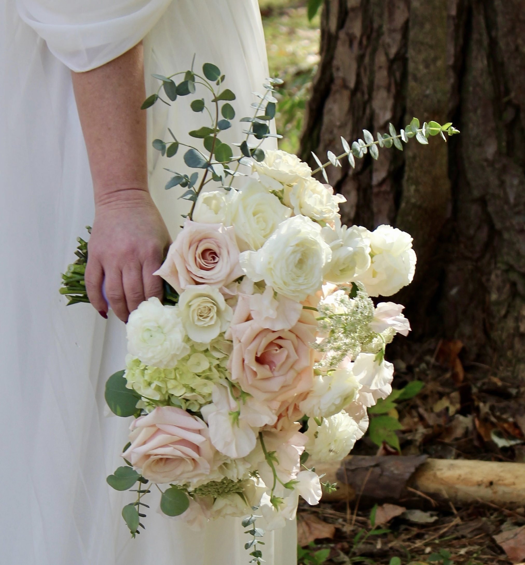 peaches-and-cream-bridal-bouquet.jpg