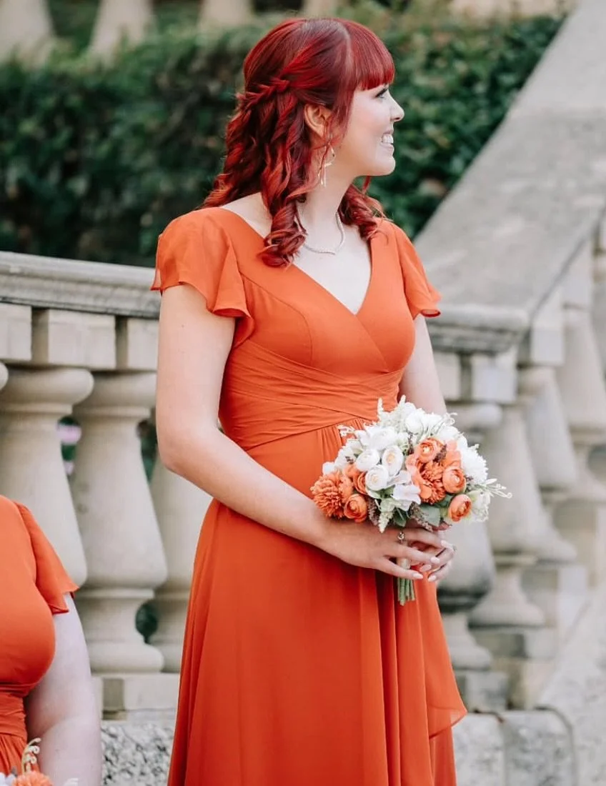 The perfect bouncy bridesmaid hair for gorgeous Crystal - the details on her hair colour are 🔥

Crystal wasn&rsquo;t sure if her hair would hold the curl so I used a smaller wand to increase that staying power (swipe through to see how it started!) 