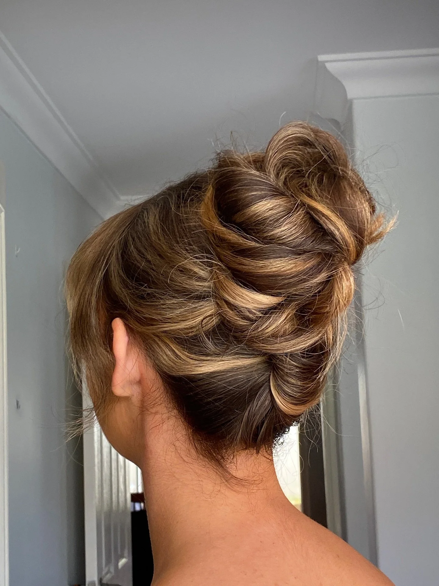 Grace&rsquo;s stunning head 🤝 this fun updo! 
The highlights in this, obsessed! 

I would give notes as to what to ask for if you love this cool girl bun, but really it is tailored entirely to you, so just show me this photo instead if you love this